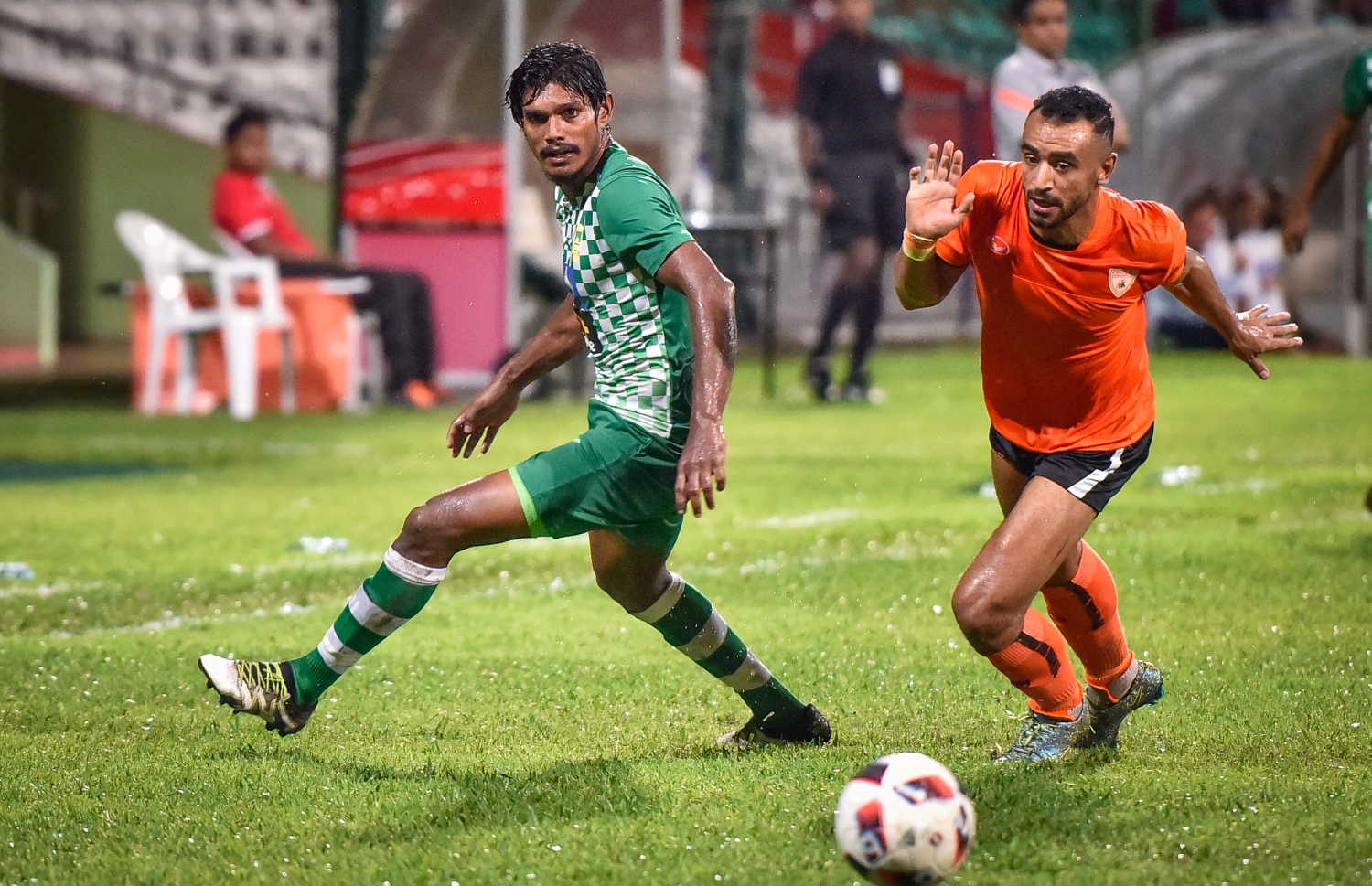 މާޒިޔާގެ އަސަދުﷲ (ވ) އީގަލްސްގެ މަހުމޫދު (ވ) ކައިރިން ބޯޅަ ހޯދަން މަސައްކަތް ކުރަނީ.-- ފޮޓޯ: ނިޝާން އަލީ/ މިހާރު