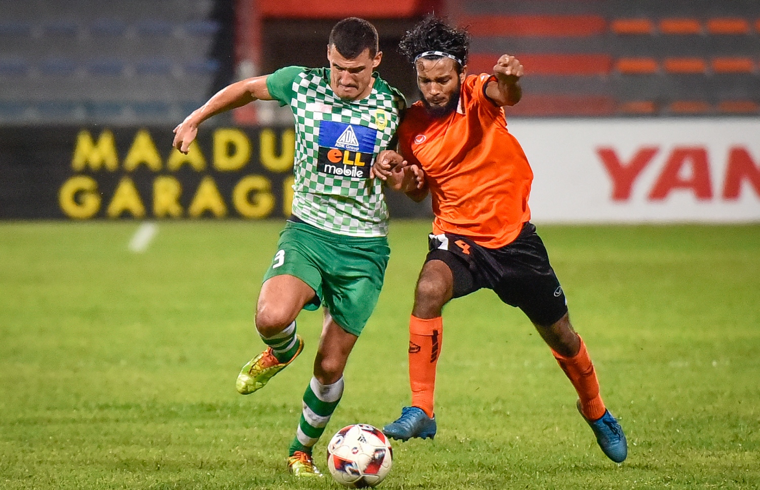 މާޒިޔާގެ މިލޮސް (ވ) އާއި އީގަލްސްގެ ސިފާއު ބޯޅައަށް މަސައްކަތްކުރަނީ. --ފޮޓޯ: ނިޝާން އަލީ/ މިހާރު