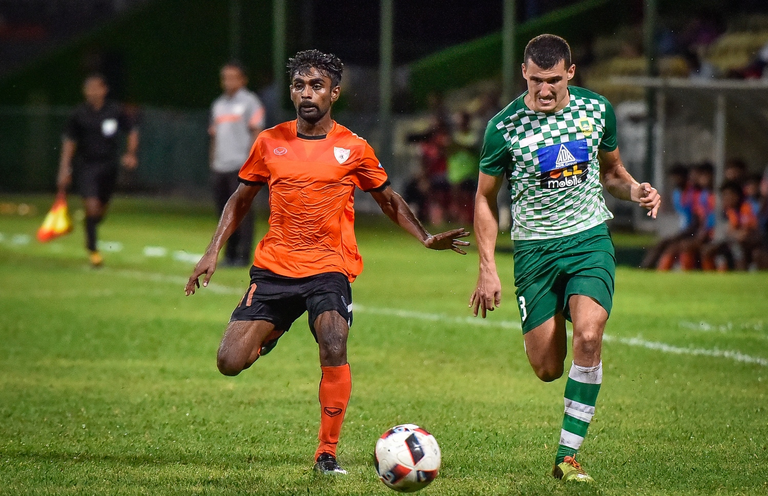 މާޒިޔާގެ މިލޮސް (ކ) އާއި އީގަލްސްގެ ރިޒޭ ބޯޅައަށް މަސައްކަތްކުރަނީ. --ފޮޓޯ: ނިޝާން އަލީ/ މިހާރު