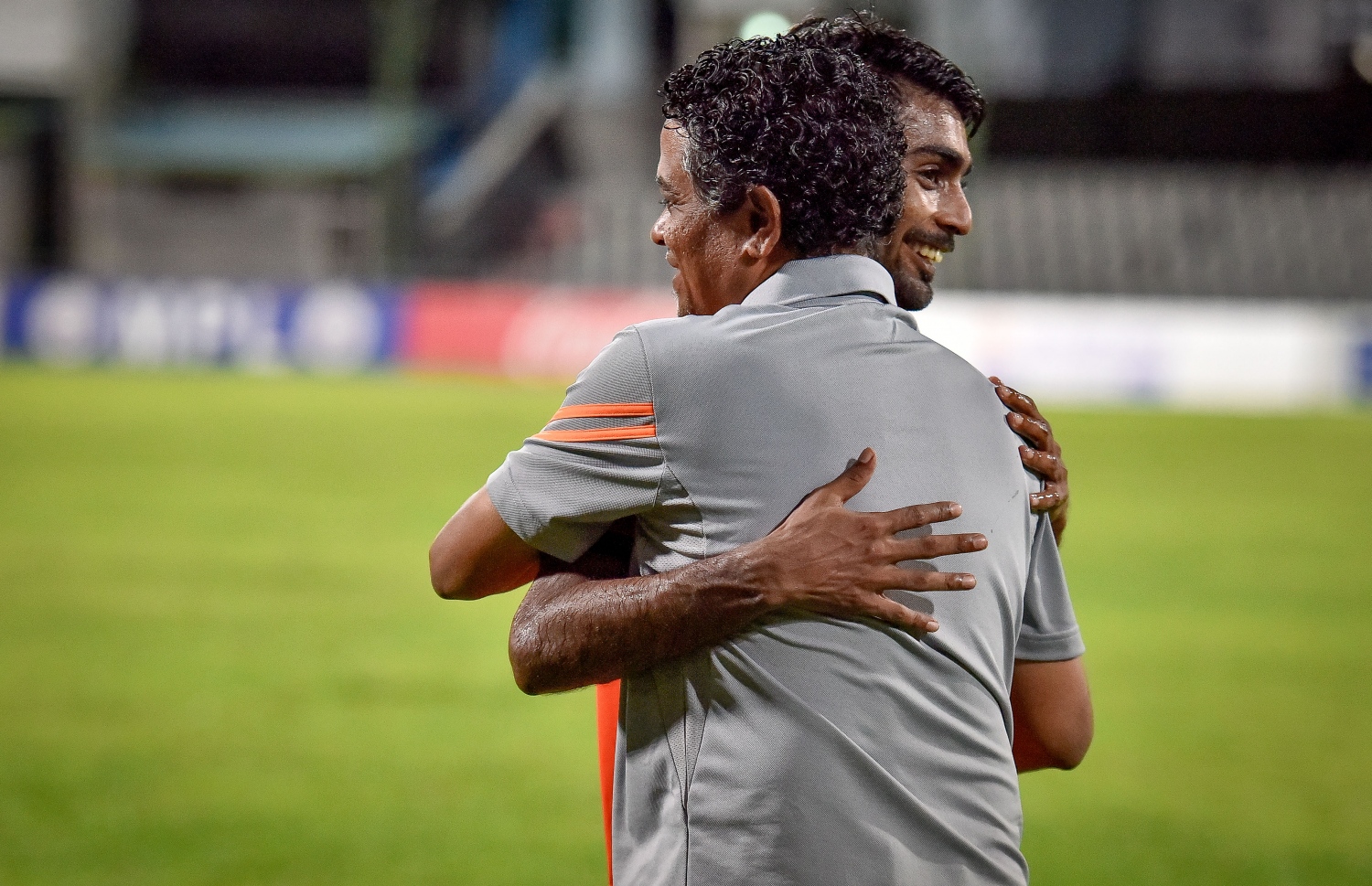 މިދިޔަ ސީޒަނުގައި މާޒިޔާއާ ދެކޮޅަށް ރިޒޭ (ކ) ހެޓްރިކް ހެދި މެޗަށް ފަހު އޭނާ ގައިގައި ކޯޗު ސާންތީ ބައްދާލަނީ. --ފޮޓޯ: ނިޝާން އަލީ/ މިހާރު