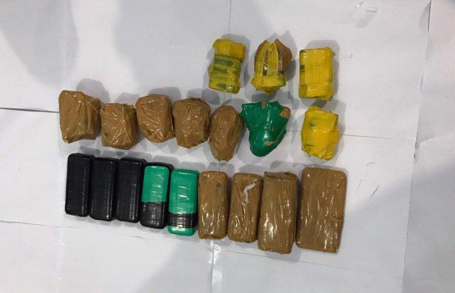 ޖަލަށް ވައްދަން އުޅުނު ފޯނުތަކާއި ޗާޖަރުރައް ޓޭޕް އަޅައި ބަންދުކޮށްފައި