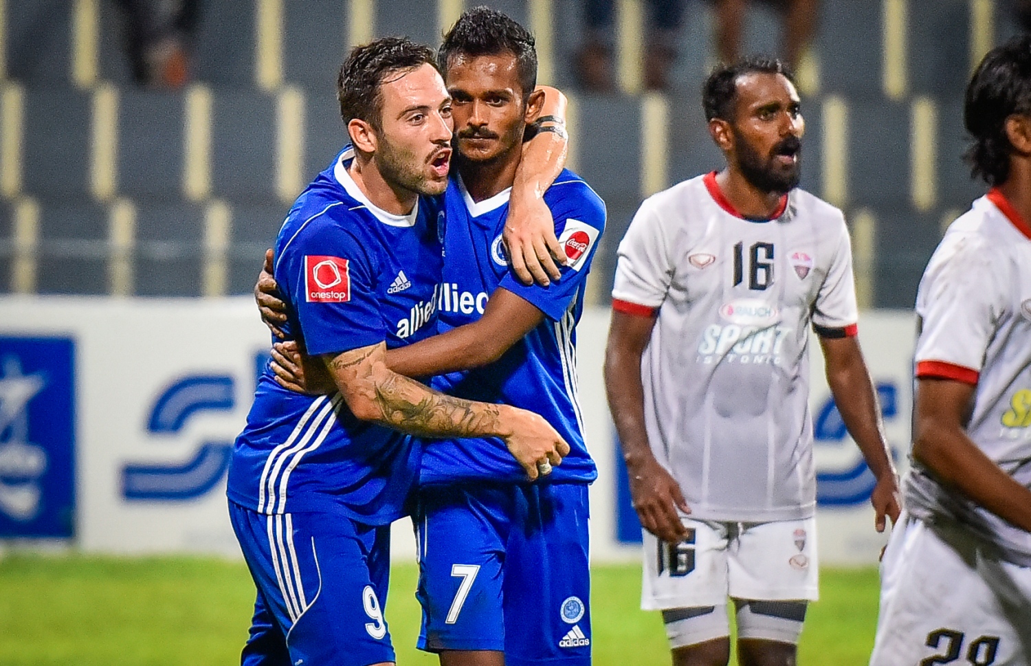 ނިއުގެ ސެންޓޭ (ކ) އަށް ގަލާޑޯ މަރުހަބާ ކިޔަނީ. --ފޮޓޯ: ނިޝާން އަލީ/ މިހާރު