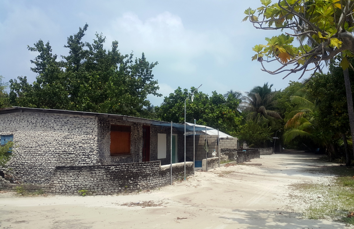 ބ. ފެހެންދޫގެ މަގެއް. މީހުންކޮޅު މަދުކަމުން، ދުވާލުގެ ވަގުތުތަކުގައި ވެސް މަގަކުން މީހަކު ފެންނަނީ ވަރަށް މަދު ފަހަރެއްގައި. ފޮޓޯ: އަހްމަދު އަބްދުﷲ ސައީދު/މިހާރު