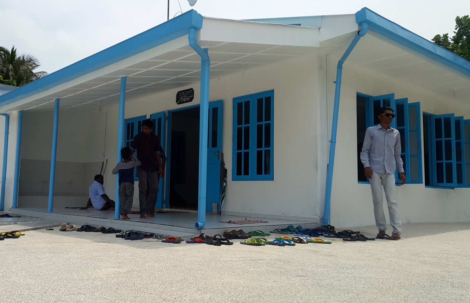 ހުކުރު ނަމާދު ކޮށްގެން ފެހެންދޫ ހުކުރު މިސްކިތުން މީހުން ނުކުންނަނީ. ދިރިއުޅުމުގެ ވަސީލަތްތައް ހުރި ރަށަކަށް ބަދަލުވާން މި ރަށުގެ މީހުން ބޭނުންވޭ. ފޮޓޯ: އަހްމަދު އަބްދުﷲ ސައީދު/މިހާރު