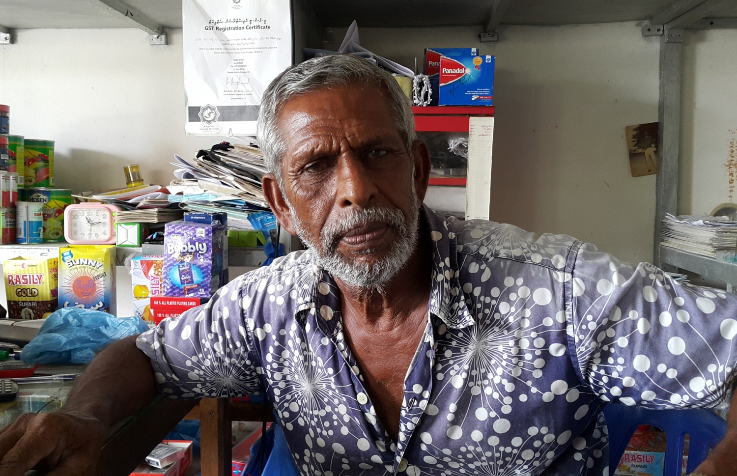 ފެހެންދޫ ދޭލިޔާގޭ މުސްތަފާ އިދުރީސް، އޭނާގެ ފިހާރައިގައި އިނދެ "މިހާރު" އަށް އިންޓަވިއު ދެނީ. އޭނާ ދެކޭ ގޮތުގައި ދިރިއުޅުމުގެ ފެންވަރު މަތިވާނީ ވަސީލަތްތައް ހުރި އެހެން ރަށަކަށް ބަދަލުވެވިގެން. ފޮޓޯ: އަހްމަދު އަބްދުﷲ ސައީދު/މިހާރު