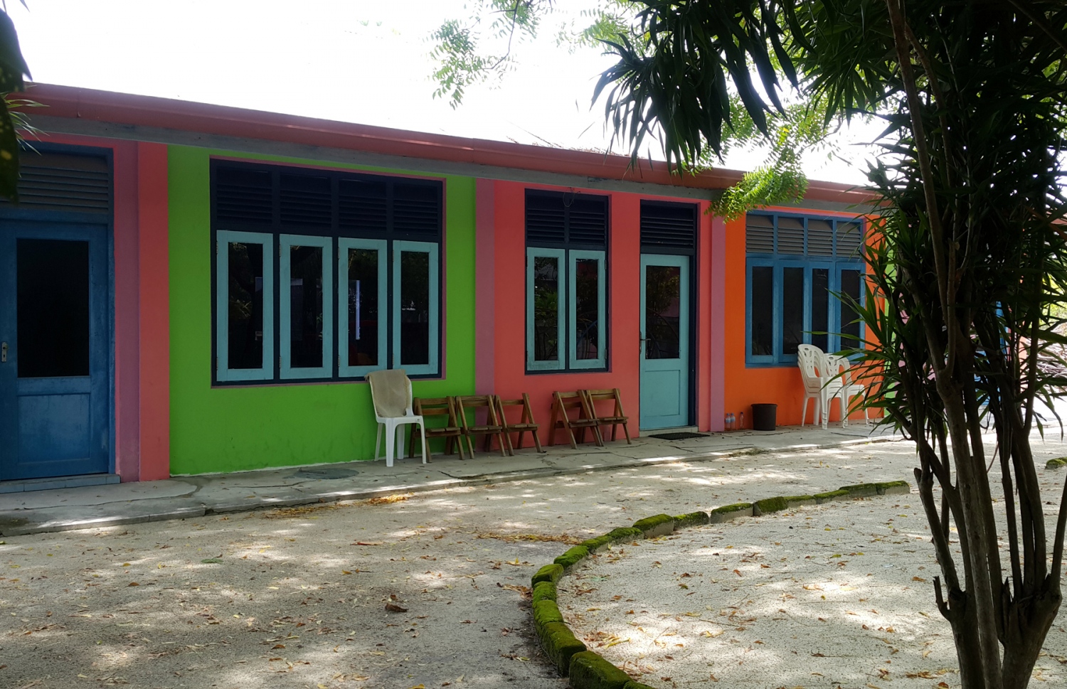 ފެހެންދޫގައި ކުރިން ހިންގި ސްކޫލް: ކުދިންކޮޅު މަދުވުމުން މި ސްކޫލް ބަންދުކޮށް މި ރަށުގެ ދަރިވަރުން މިހާރު ކިޔަވަން ދަނީ ކައިރީގައި އޮންނަ ގޮއިދު އަށް. ފޮޓޯ: އަހްމަދު އަބްދުﷲ ސައީދު/މިހާރު