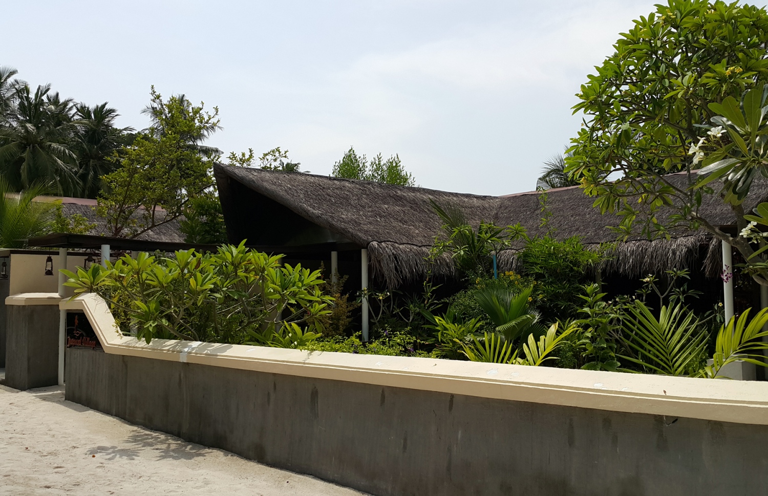 ބ. ފެހެންދޫގައި ހިންގާ އެންމެ ބޮޑު ގެސްޓް ހައުސް. އާބާދީ ކުޑަޔަސް ތަރައްގީ އަށް މަސައްކަތް ކުރަން ރައްޔިތުންގެ ބޭނުންވޭ. ފޮޓޯ އަހްމަދު އަބްދުﷲ ސައީދު/މިހާރު