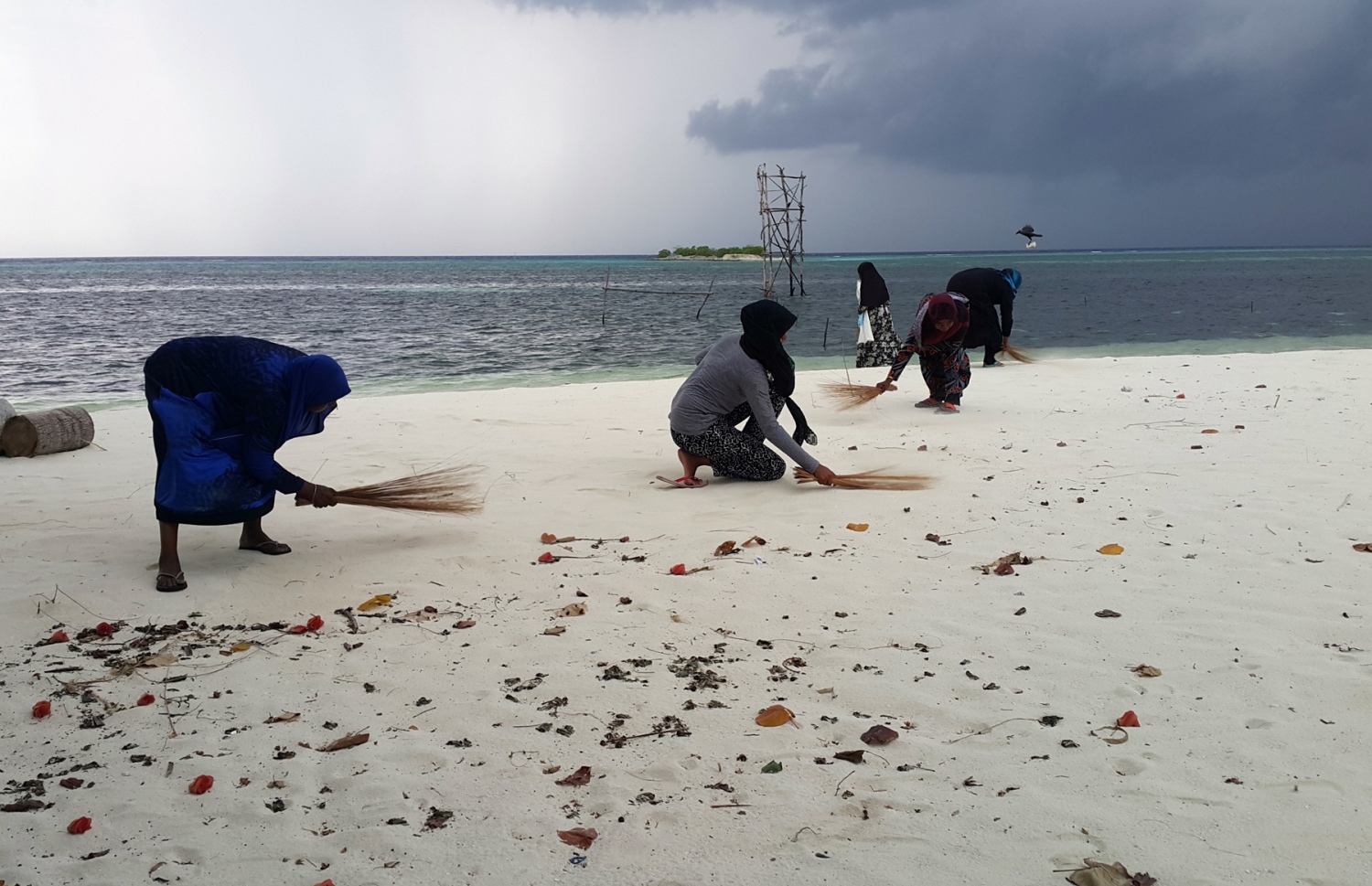 ބ. ފެހެންދޫ އަންހެނުންތަކެއް ހުކުރު ދުވަހެއްގެ ހަވީރު ނުކުމެ ރަށުގެ އަތިރިމަތި ކުނިކަހަނީ. ރަށުގެ ސާފުތާހިރު ކަމަކީ މި މީހުން އެންމެ އިސްކަން ދޭ ކަންތައް. ފޮޓޯ އަހްމަދު އަބްދުﷲ ސައީދު/މިހާރު