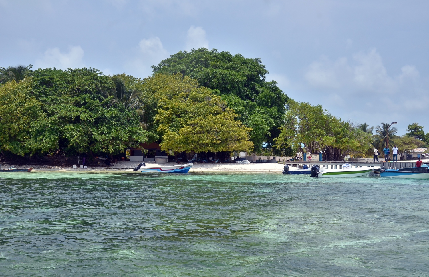 ބ. ފެހެންދޫ އަތިރިމައްޗާއި ފަޅުތެރެ. ލަފައިފުރޭނެ ފަސޭހަ އިންތިޒާމެއް ނެތުމުން ރަށުގެ ރައްޔިތުން ބޭނުންވަނީ އެހެން ރަށަކަށް ބަދަލުވާން. ފޮޓޯ އަހްމަދު އަބްދުﷲ ސައީދު/މިހާރު