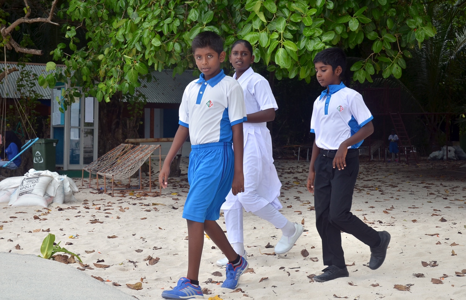 ބ. ފެހެންދޫ ދަރިވަރުންތަކެއް ސްކޫލަށް ދިއުމަށްޓަކައި ގޮއިދު އަށް ދާން ފާލަން ދޮށަށް ދަނީ. މި ރަށުގައި ދިރުއުޅުން މި ކުދިންނަށް ވަނީ މަޖާ ކަމަކަށް. ފޮޓޯ އަހްމަދު އަބްދުﷲ ސައީދު/މިހާރު