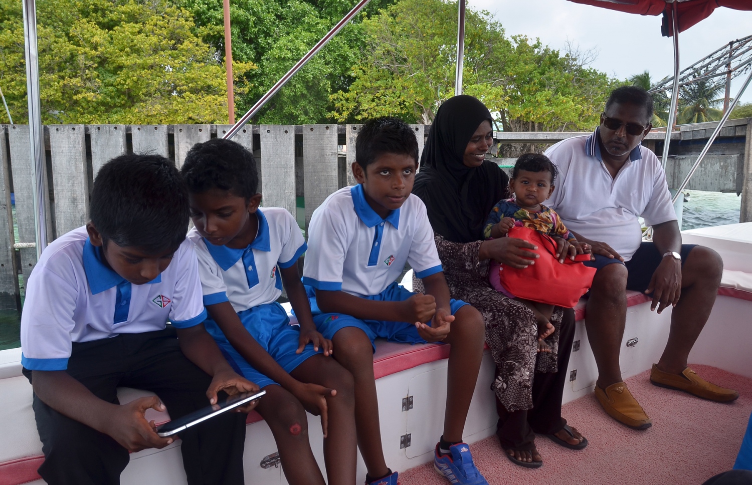 ބ. ފެހެންދޫ ކުދިންތަކެއް ގޮވައިގެން ގޮއިދޫ ސްކޫލަށް ޑިންގީއެއްގައި ބެލެނިވެރިންތަކެއް ދާން ތައްޔާރުވެގެން. ދިރިއުޅުމުގެ ވަސީލަތްތައް ހުރި ރަށަކަށް ބަދަލުވާން މި ރަށުގެ މީހުން ބޭނުންވޭ. ފޮޓޯ: އަހްމަދު އަބްދުﷲ ސައީދު/މިހާރު