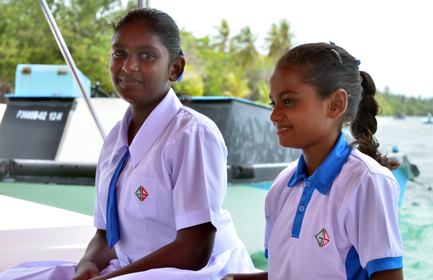 ބ. ފެހެންދޫގެ އަންހެން ދެ ދަރިވަރަކު ސްކޫލަށް ދިއުމަށްޓަކައި ގޮއިދު އަށް ދާން ޑިންގީގައި. މި ރަށުގައި ދިރުއުޅުން މި ކުދިންނަށް ވަނީ މަޖާ ކަމަކަށް. ފޮޓޯ އަހްމަދު އަބްދުﷲ ސައީދު/މިހާރު