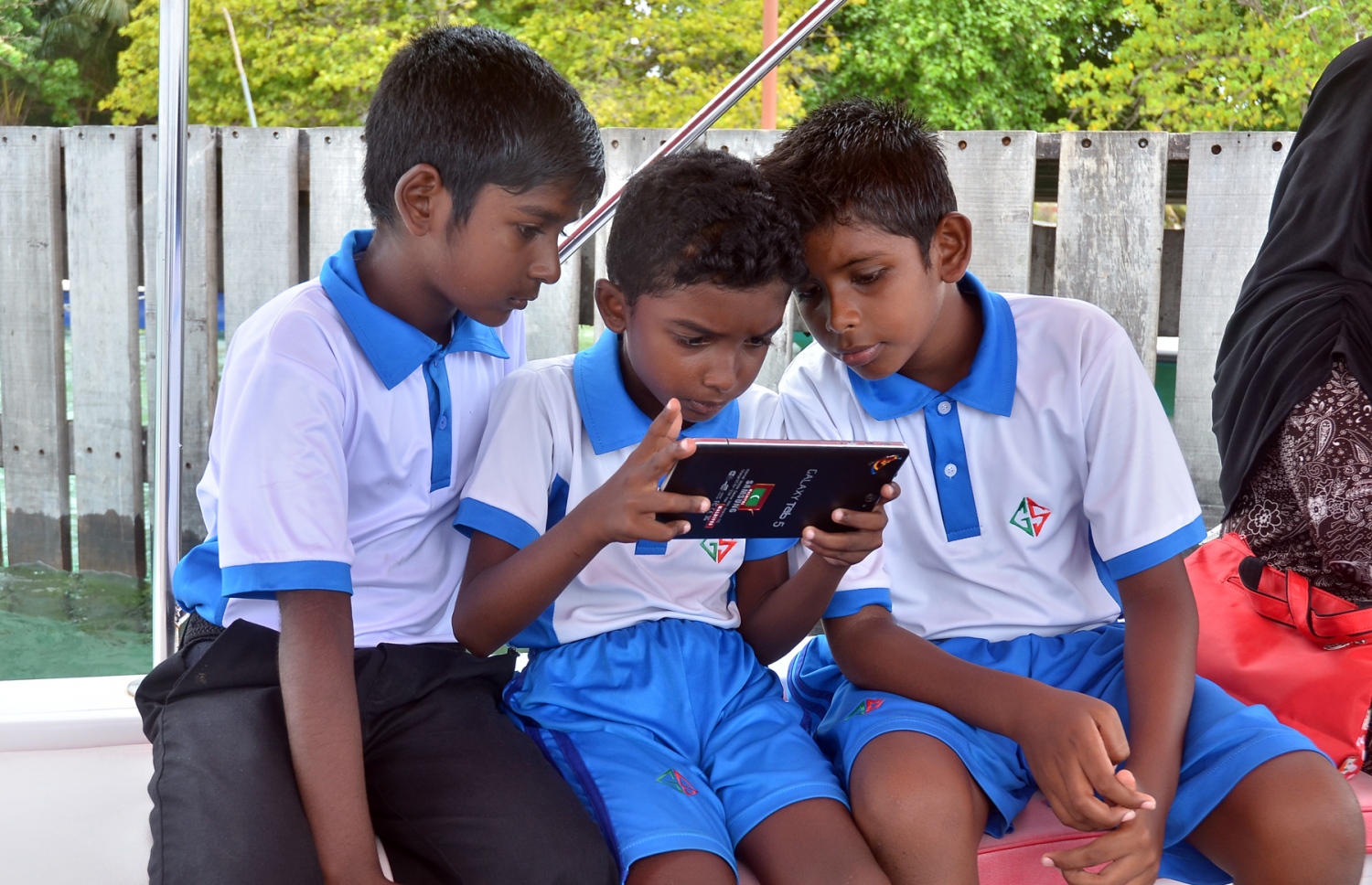 ބ. ފެހެންދޫ ދަރިވަރުންތަކެއް ސްކޫލަށް ދިއުމަށްޓަކައި ގޮއިދު އަށް ދާން ޑިންގީ އަށް އަރައި ތިބެ ޓެބަކުން ގޭމް ކުޅެނީ. މި ރަށުގައި ދިރުއުޅުން މި ކުދިންނަށް ވަނީ މަޖާ ކަމަކަށް. ފޮޓޯ އަހްމަދު އަބްދުﷲ ސައީދު/މިހާރު