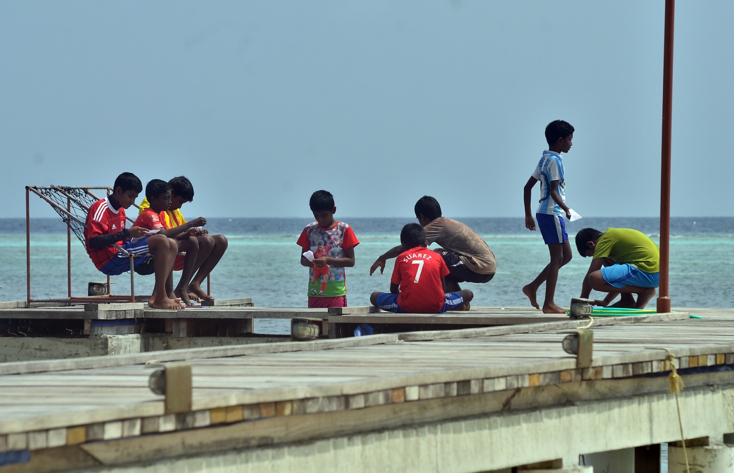 ބ. ފެހެންދޫ ކުޑަކުދިންތަކެއް ރަށުގެ ފާލަން މަތީގައި ކުޅެނީ. ދިރިއުޅުމުގެ އަސާސީ ހިދުމަތްތައް ފަސޭހައިން ލިބެން ނެތަސް، މި ރަށުގައި ދިރުއުޅުން މި ކުދިންނަށް ވަނީ މަޖާ ކަމަކަށް. ފޮޓޯ އަހްމަދު އަބްދުﷲ ސައީދު/މިހާރު