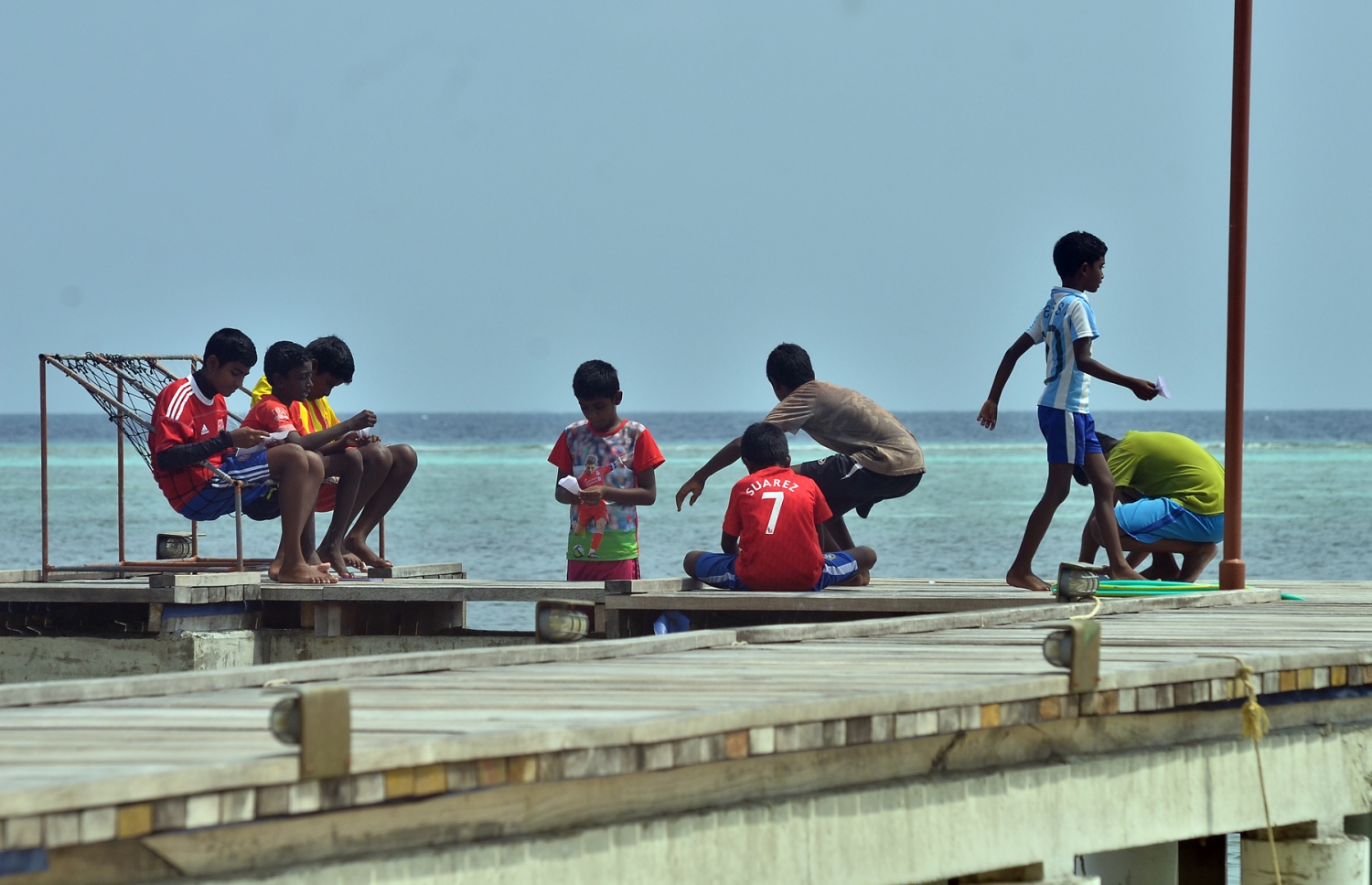 ބ. ފެހެންދޫ ކުޑަކުދިންތަކެއް ރަށުގެ ފާލަން މަތީގައި ކުޅެނީ. ދިރިއުޅުމުގެ އަސާސީ ހިދުމަތްތައް ފަސޭހައިން ލިބެން ނެތަސް، މި ރަށުގައި ދިރުއުޅުން މި ކުދިންނަށް ވަނީ މަޖާ ކަމަކަށް. ފޮޓޯ އަހްމަދު އަބްދުﷲ ސައީދު/މިހާރު