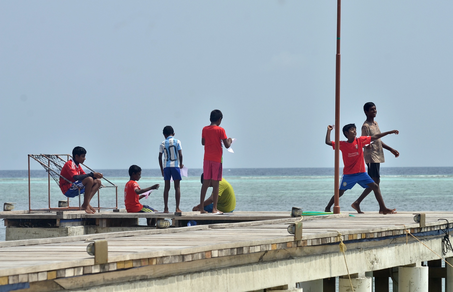 ބ. ފެހެންދޫ ކުޑަކުދިންތަކެއް ރަށުގެ ފާލަން މަތީގައި ކުޅެނީ. ދިރިއުޅުމުގެ އަސާސީ ހިދުމަތްތައް ފަސޭހައިން ލިބެން ނެތަސް، މި ރަށުގައި ދިރުއުޅުން މި ކުދިންނަށް ވަނީ މަޖާ ކަމަކަށް. ފޮޓޯ އަހްމަދު އަބްދުﷲ ސައީދު/މިހާރު