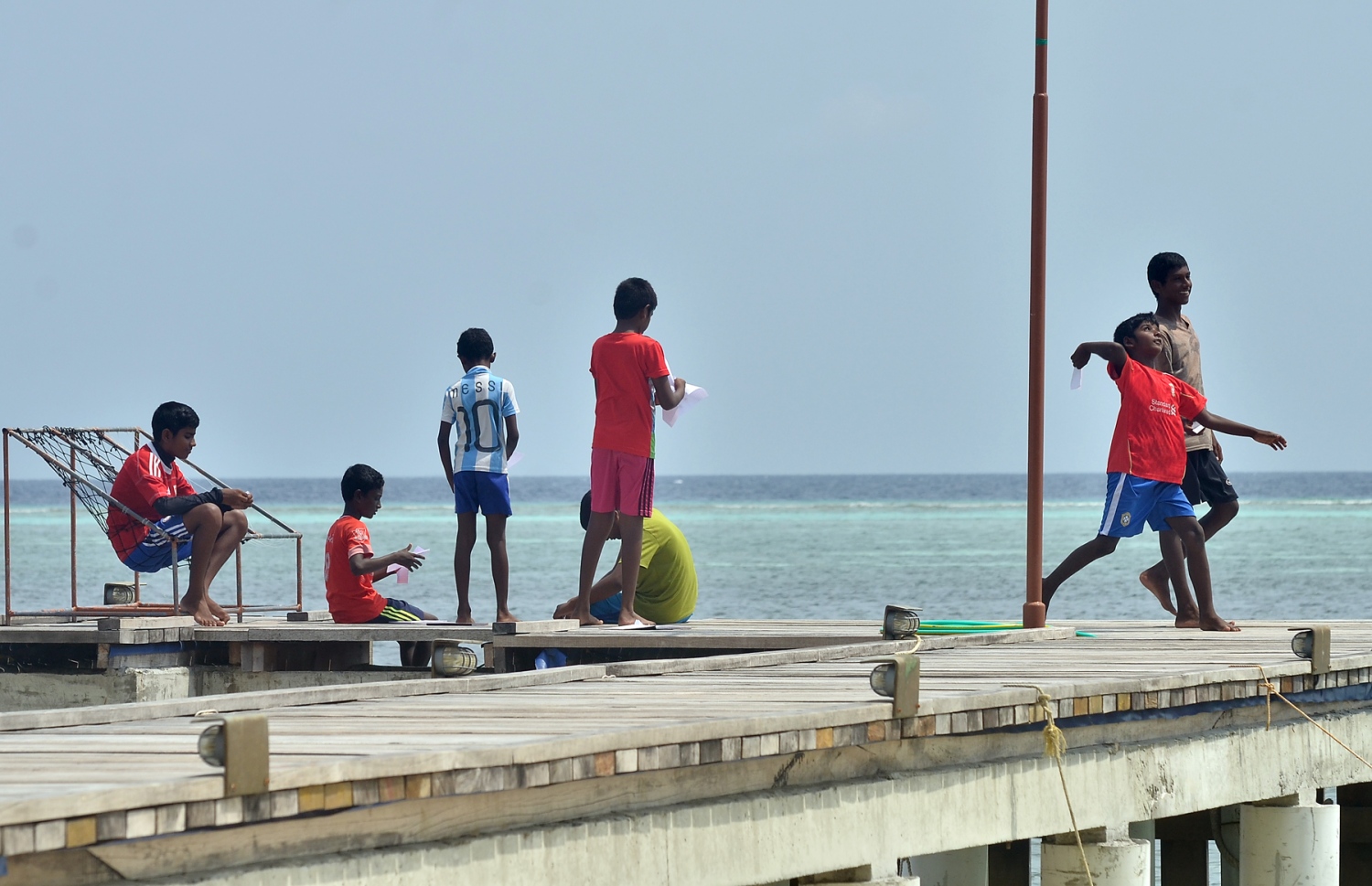 ބ. ފެހެންދޫ ކުޑަކުދިންތަކެއް ރަށުގެ ފާލަން މަތީގައި ކުޅެނީ. ދިރިއުޅުމުގެ އަސާސީ ހިދުމަތްތައް ފަސޭހައިން ލިބެން ނެތަސް، މި ރަށުގައި ދިރުއުޅުން މި ކުދިންނަށް ވަނީ މަޖާ ކަމަކަށް. ފޮޓޯ އަހްމަދު އަބްދުﷲ ސައީދު/މިހާރު