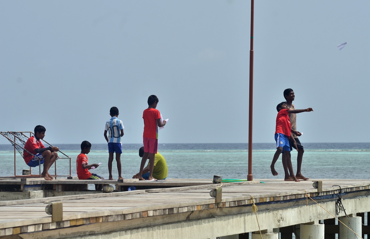 ބ. ފެހެންދޫ ކުޑަކުދިންތަކެއް ރަށުގެ ފާލަން މަތީގައި ކުޅެނީ. ދިރިއުޅުމުގެ އަސާސީ ހިދުމަތްތައް ފަސޭހައިން ލިބެން ނެތަސް، މި ރަށުގައި ދިރުއުޅުން މި ކުދިންނަށް ވަނީ މަޖާ ކަމަކަށް. ފޮޓޯ އަހްމަދު އަބްދުﷲ ސައީދު/މިހާރު