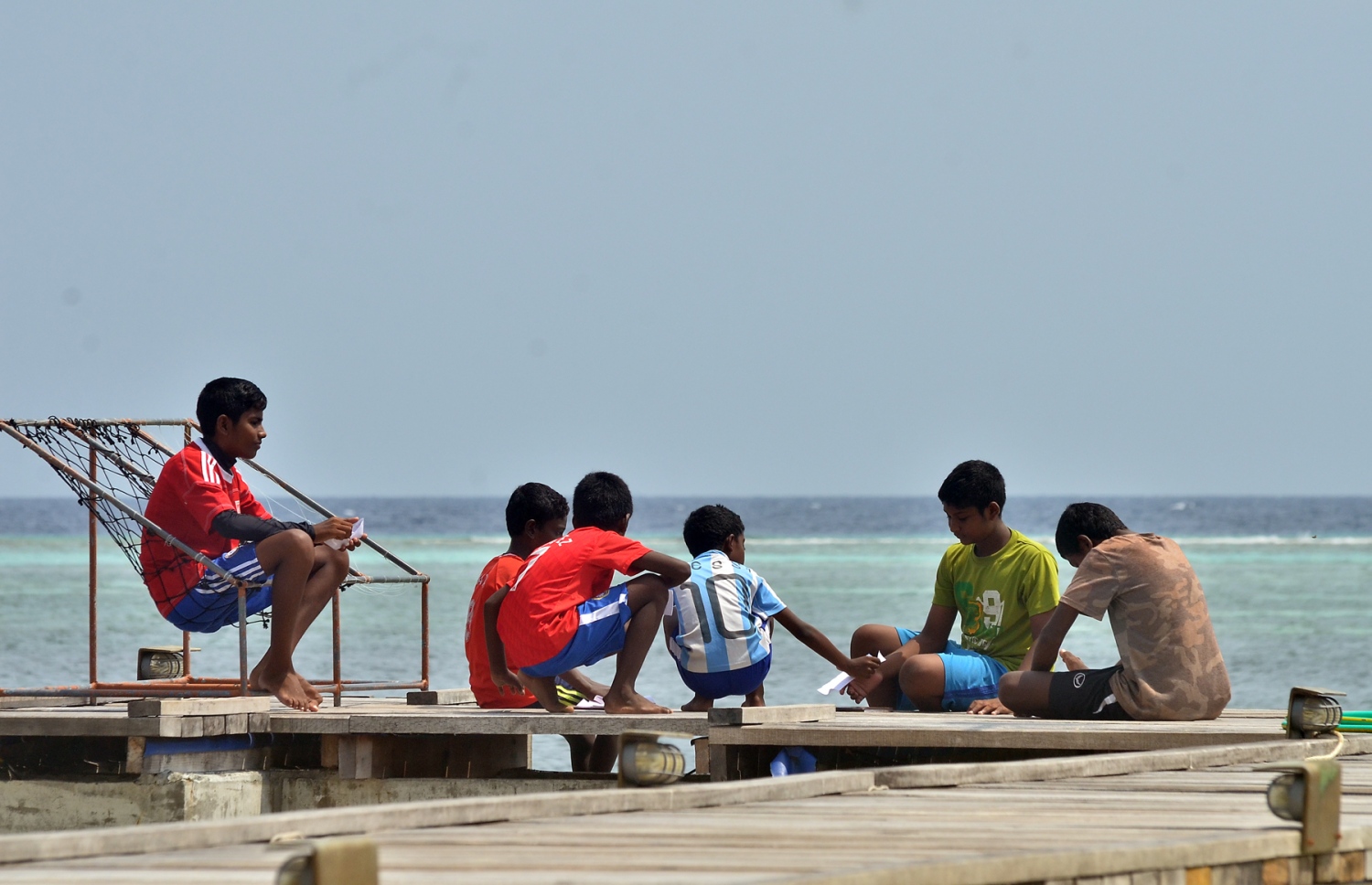 ބ. ފެހެންދޫ ކުޑަކުދިންތަކެއް ރަށުގެ ފާލަން މަތީގައި ކުޅެނީ. ދިރިއުޅުމުގެ އަސާސީ ހިދުމަތްތައް ފަސޭހައިން ލިބެން ނެތަސް، މި ރަށުގައި ދިރުއުޅުން މި ކުދިންނަށް ވަނީ މަޖާ ކަމަކަށް. ފޮޓޯ އަހްމަދު އަބްދުﷲ ސައީދު/މިހާރު