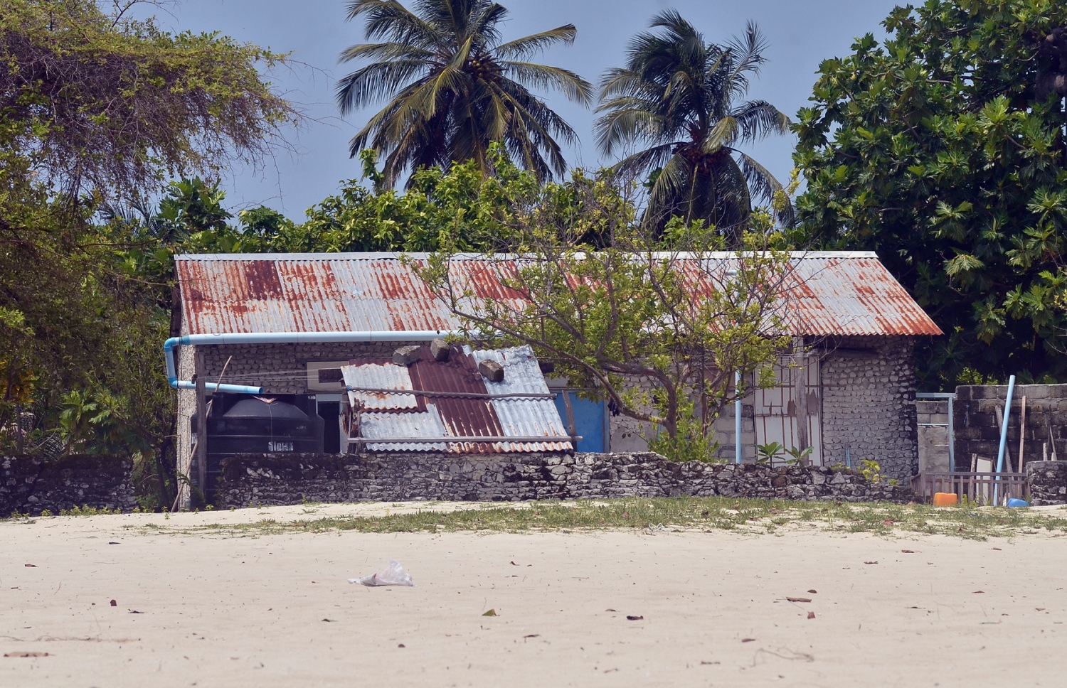 ބ. ފެހެންދޫ ގެއެއް. އަސާސީ ހިދުމަތްތައް އެކަށީގެންވާ ގޮތެއްގައި ނެތުމުން ރަށު މީހުން ބޭނުންވަނީ ވަސީލަތްތައް ހުރި އެހެން ރަށަކަށް ބަދަލުވާން. ފޮޓޯ އަހްމަދު އަބްދުﷲ ސައީދު/މިހާރު