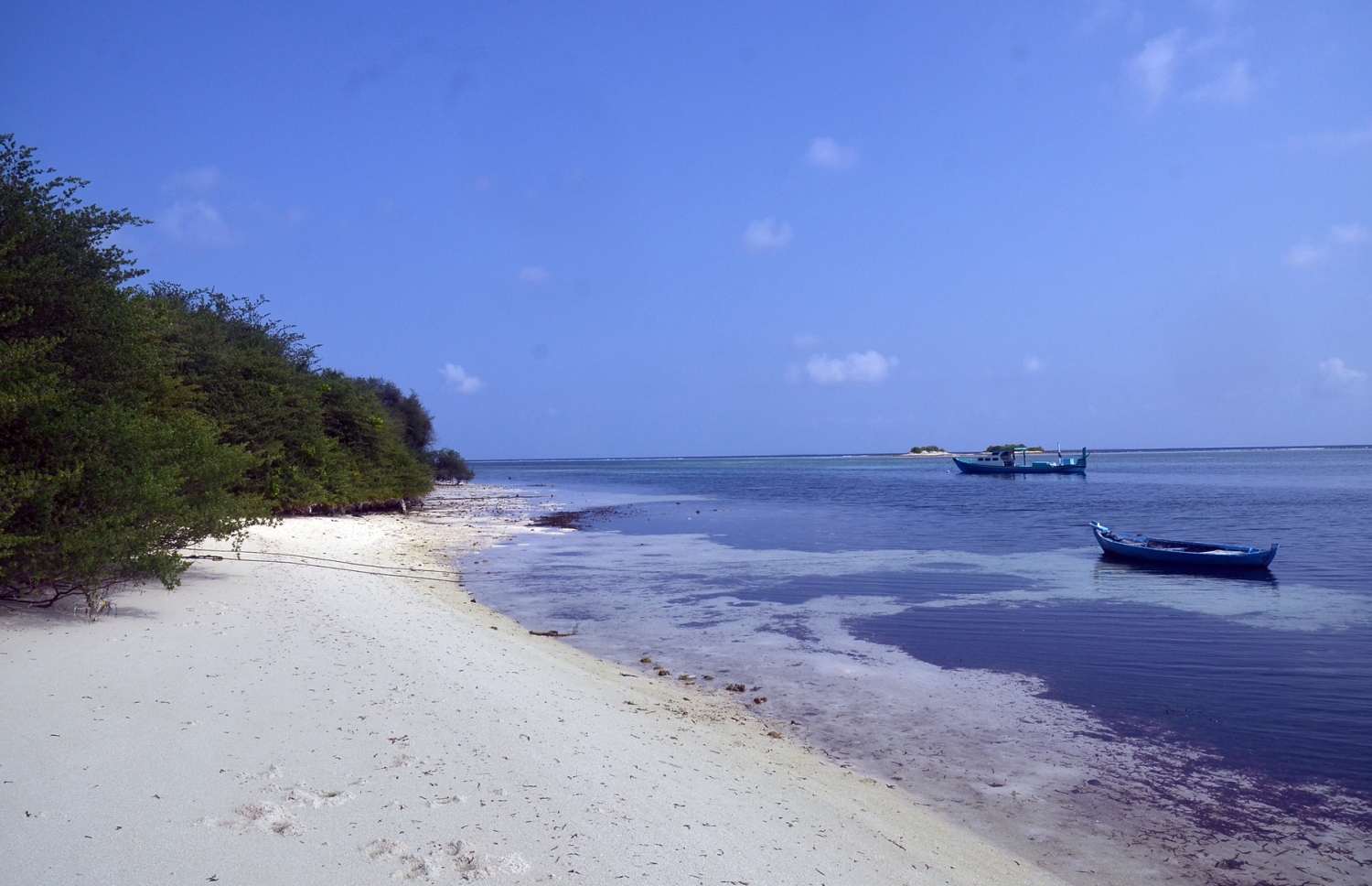ބ. ފެހެންދޫ އަތިރިމައްޗާއި ފަޅުތެރެ. ލަފައި ފުރޭނެ ފަސޭހަ އިންތިޒާމެއް ނެތުމުން ރަށު މީހުން ބޭނުންވަނީ ވަސީލަތްތައް ހުރި އެހެން ރަށަކަށް ބަދަލުވާން. ފޮޓޯ އަހްމަދު އަބްދުﷲ ސައީދު/މިހާރު