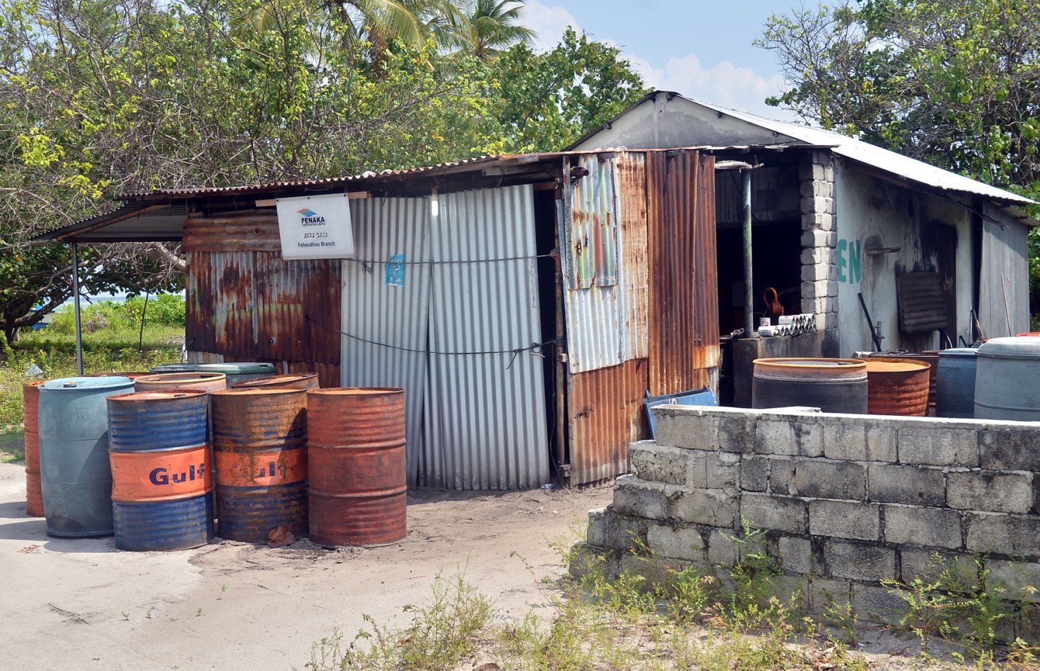 ބ. ފެހެންދޫގައި ފެނަކަ އިން ހިންގާ އިންޖީނުގެ. ރަށުގެ ތަރައްގީ އަށް މާ ބޮޑު ކަމެއް ނުކުރެވޭ އިރު، ގިނަ މީހުން އެދެނީ އެހެން ރަށަކަށް ބަދަލުވާން. ފޮޓޯ: އަހްމަދު އަބްދުﷲ ސައީދު/މިހާރު