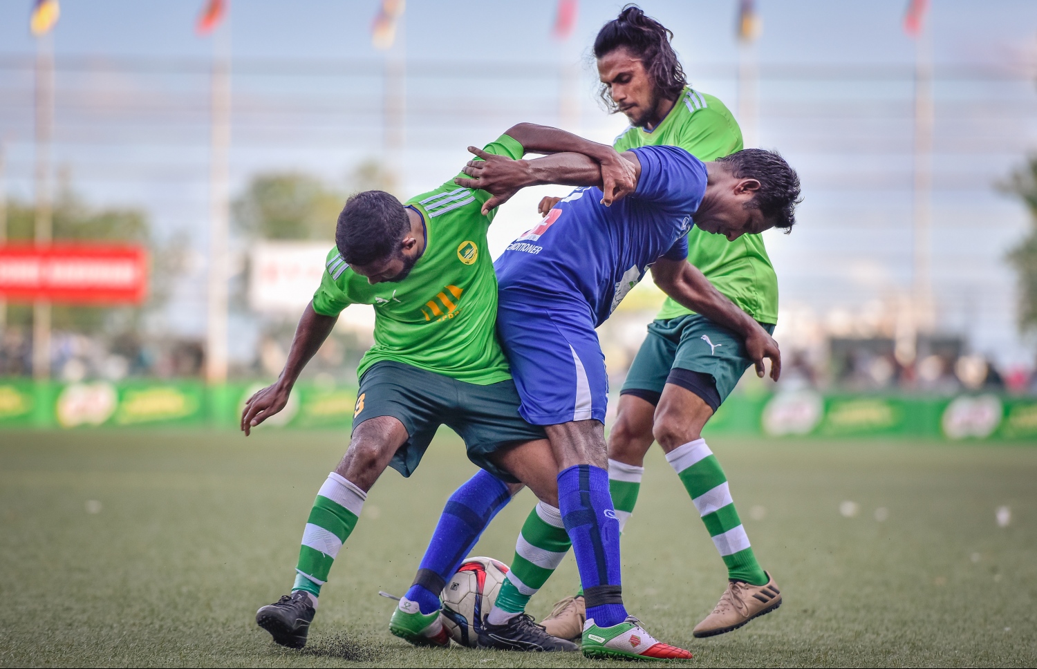 މާޒިޔާގެ އިއްސޭ (ކ) އާއި އާފިއު (ވ) ކައިރިން ނިއުގެ އިއްޝާގު (މ) ބޯޯޅަ ހިފައިގެންދާން މަސައްކަތް ކުރަނީ.-- ފޮޓޯ: ނިޝާން އަލީ/ މިހާރު