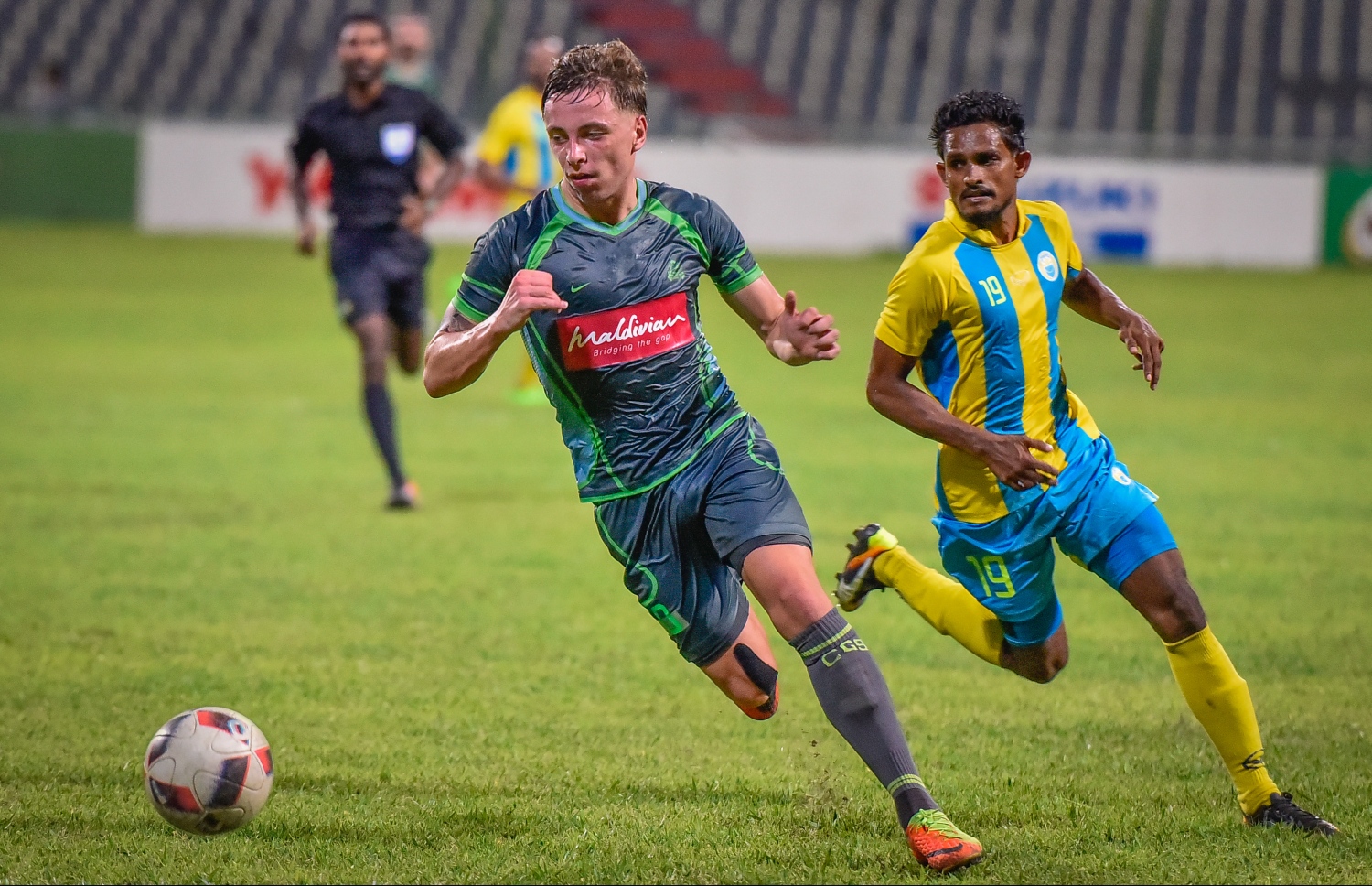 2017 ވަނަ އަހަރުގެ ޕްރިމިއާ ލީގުގައި ވެލެންސިއާގެ ކޮކީ (ކ) ކައިރިން ގްރީން ސްޓްރީޓްސްގެ އިލިއާ ބޯޅަ ހިފައިގެންދަނީ. -- ފޮޓޯ: ނިޝާން އަލީ/ މިހާރު