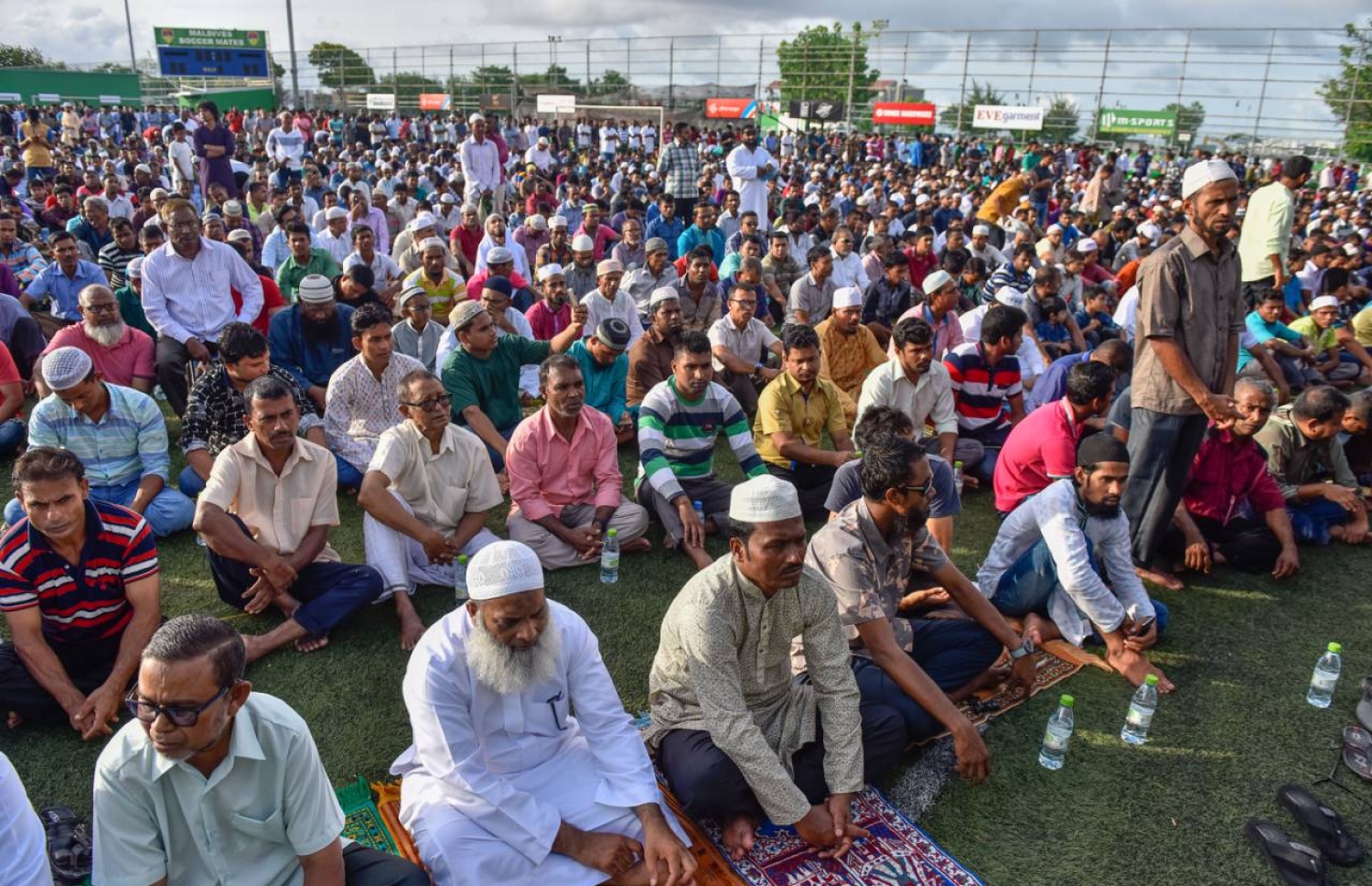 މާލެ: ޖޫން 25، 2017- މާފަންނު ސްޓޭޑިއަމްގައި ބޮޑު ޖަމާއަތުގައި މި އަހަރުގެ ފިތުރު އީދު ނަމާދަށް ހާޒިރުވި މީހުން.---މިހާރު ފޮޓޯ: ނިޝާން އަލީ