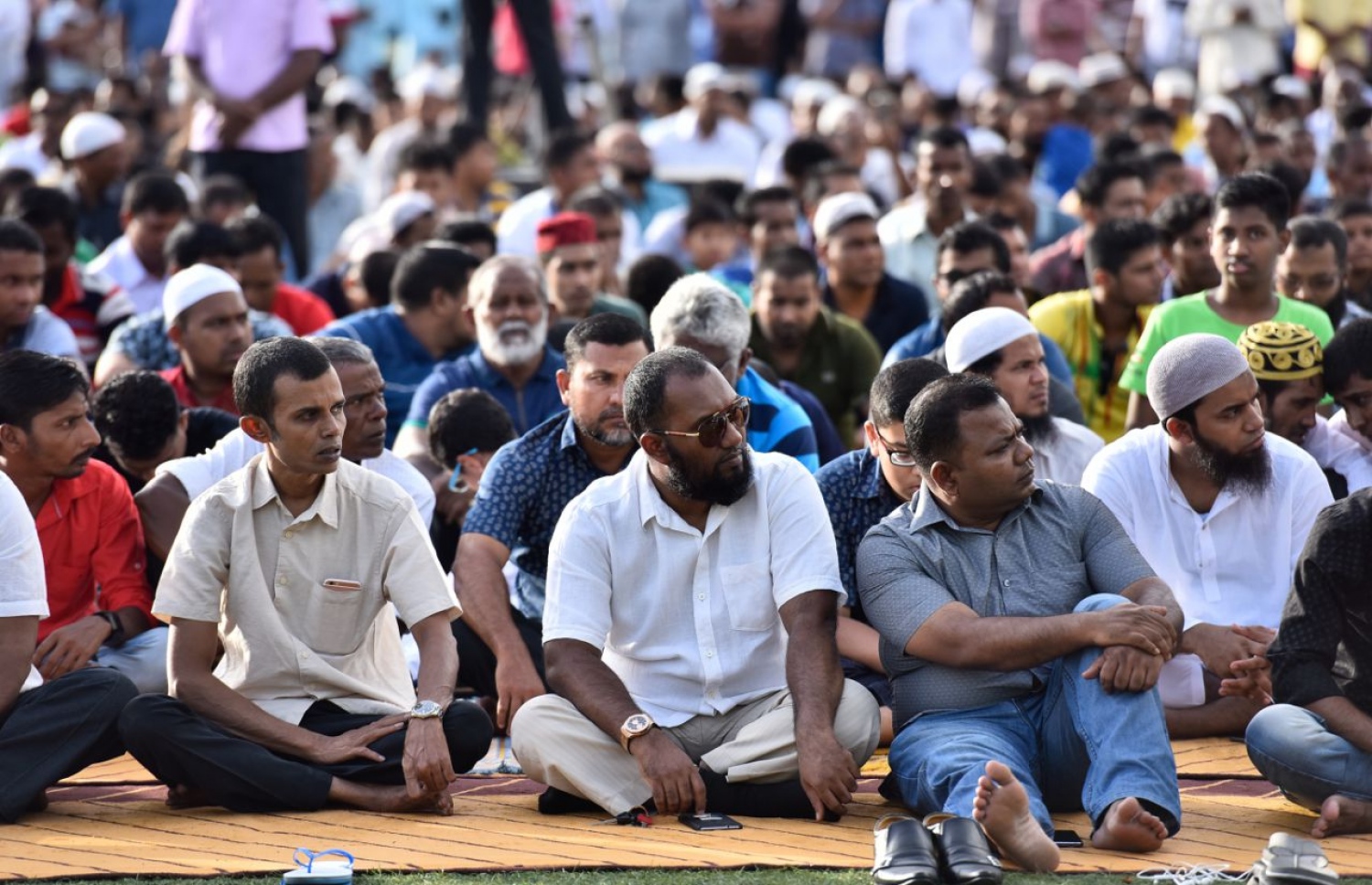 މާލެ: ޖޫން 25، 2017- މާފަންނު ސްޓޭޑިއަމްގައި ބޮޑު ޖަމާއަތުގައި މި އަހަރުގެ ފިތުރު އީދު ނަމާދަށް ހާޒިރުވި މީހުން.---މިހާރު ފޮޓޯ: ނިޝާން އަލީ