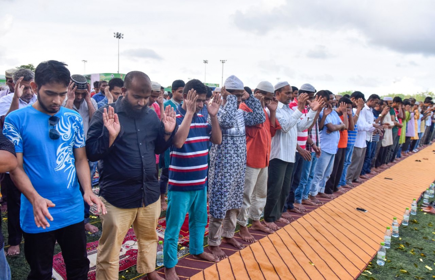 މާލެ: ޖޫން 25، 2017- މާފަންނު ސްޓޭޑިއަމްގައި ބޮޑު ޖަމާއަތުގައި މި އަހަރުގެ ފިތުރު އީދު ނަމާދު ކުރަނީ.---މިހާރު ފޮޓޯ: ނިޝާން އަލީ