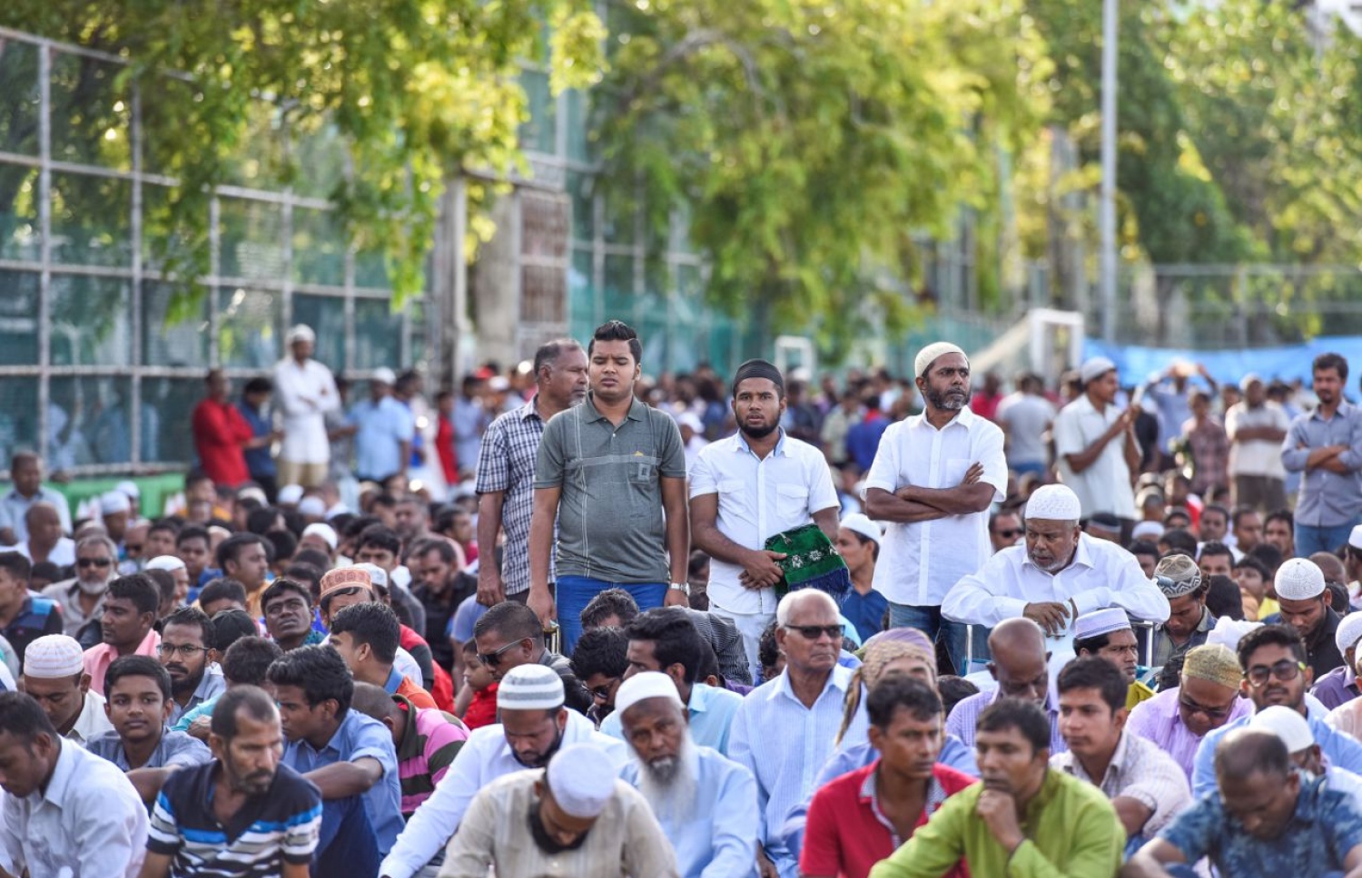 މާލެ: ޖޫން 25، 2017- މާފަންނު ސްޓޭޑިއަމްގައި ބޮޑު ޖަމާއަތުގައި މި އަހަރުގެ ފިތުރު އީދު ނަމާދަށް ހާޒިރުވި މީހުން.---މިހާރު ފޮޓޯ: ނިޝާން އަލީ