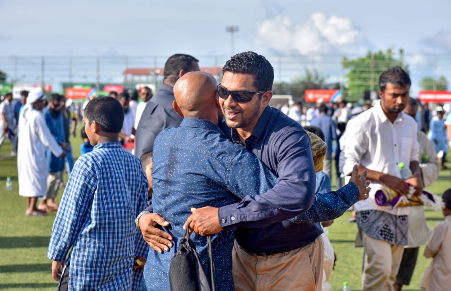 މާލެ: ޖޫން 25، 2017- މާފަންނު ސްޓޭޑިއަމްގައި ބޮޑު ޖަމާއަތުގައި ކުރި މި އަހަރުގެ ފިތުރު އީދު ނަމާދަށް ފަހު، އީދު ތަހުނިއްޔާ ކިޔައި ސަލާމް ކުރަނީ.---މިހާރު ފޮޓޯ: ނިޝާން އަލީ