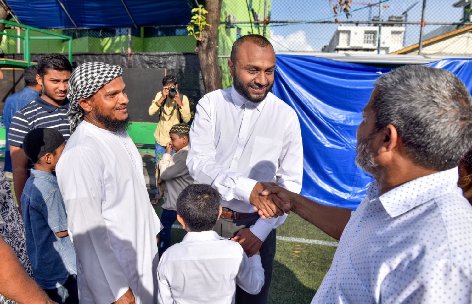 މާލެ: ޖޫން 25، 2017- މާފަންނު ސްޓޭޑިއަމްގައި ބޮޑު ޖަމާއަތުގައި ކުރި މި އަހަރުގެ ފިތުރު އީދު ނަމާދަށް ފަހު، އިސްލާމިކް ޔުނިވަސިޓީގެ ޗާންސެލަރު ޑރ. މުހައްމަދު ޝަހީމް އަލީ ސައީދު އީދު ސަލާމް ކުރައްވަނީ.---މިހާރު ފޮޓޯ: ނިޝާން އަލީ