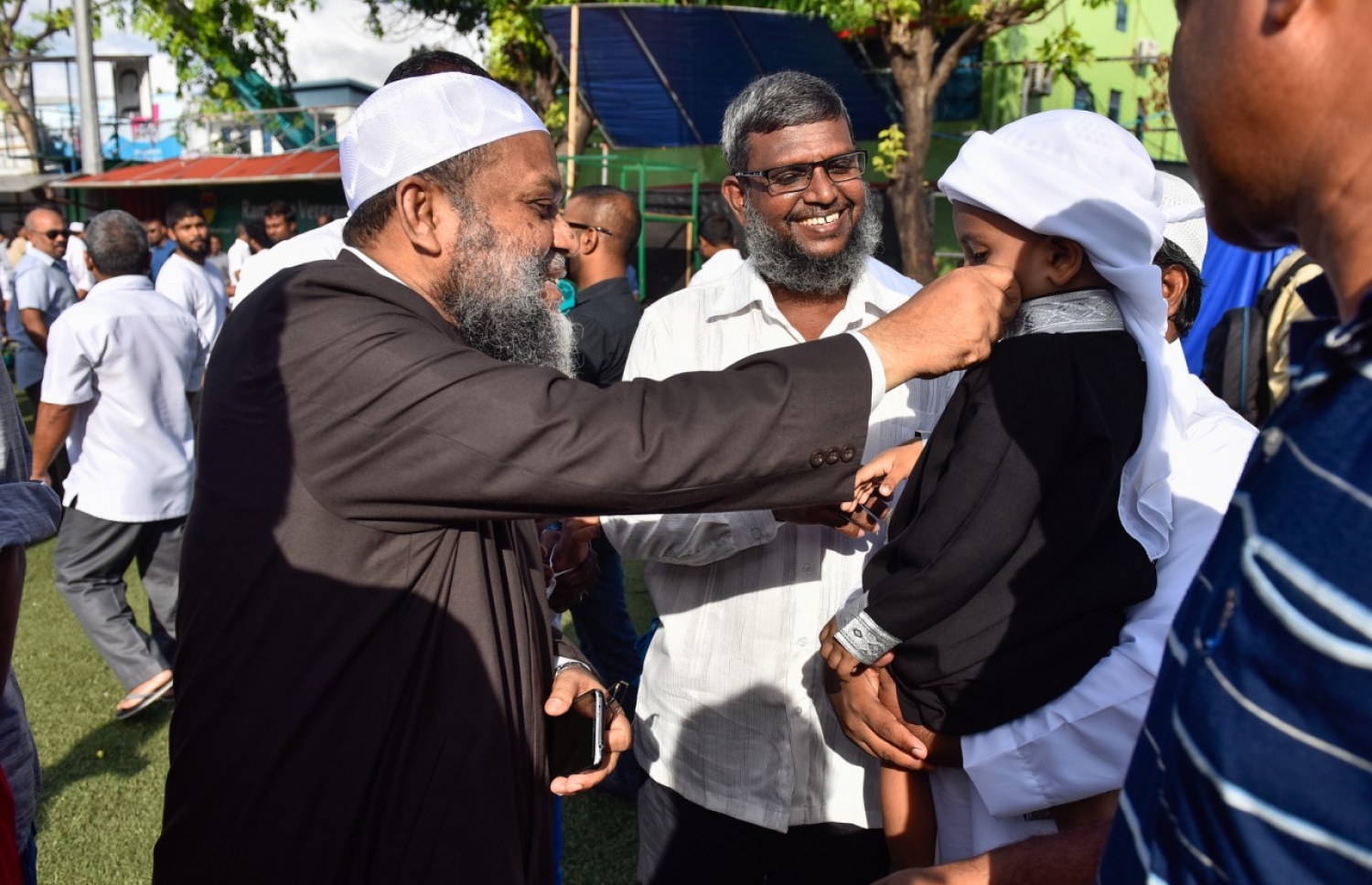 މާލެ: ޖޫން 25، 2017- މާފަންނު ސްޓޭޑިއަމްގައި ބޮޑު ޖަމާއަތުގައި ކުރި މި އަހަރުގެ ފިތުރު އީދު ނަމާދަށް ފަހު، އީދު ތަހުނިއްޔާ ކިޔައި ސަލާމް ކުރަނީ.---މިހާރު ފޮޓޯ: ނިޝާން އަލީ