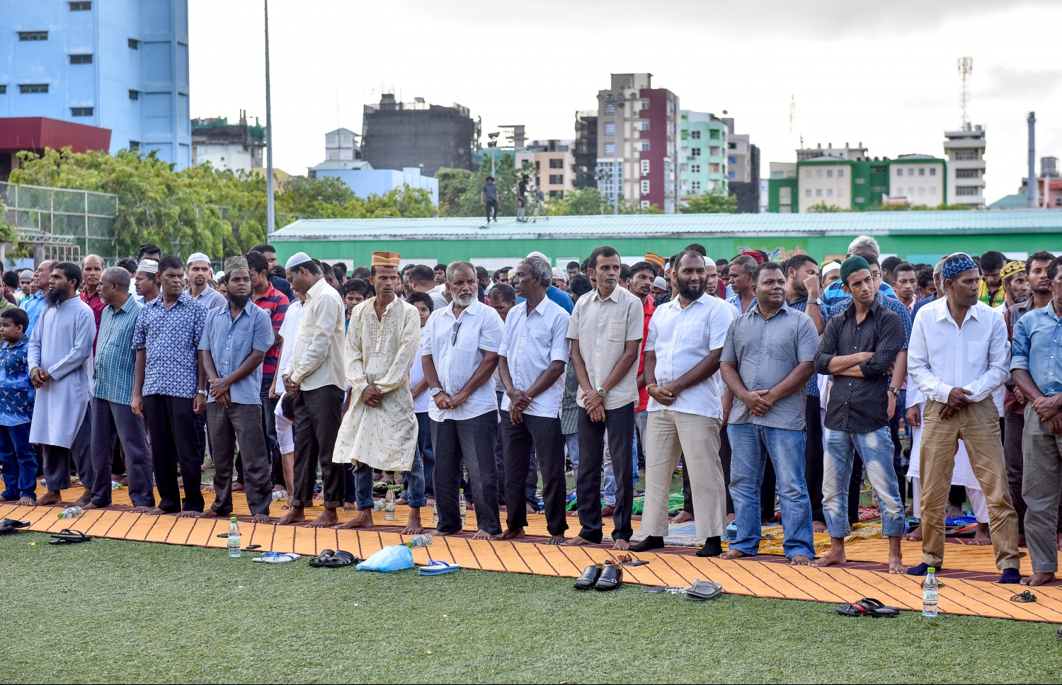 މާލެ: ޖޫން 25، 2017- މާފަންނު ސްޓޭޑިއަމްގައި ބޮޑު ޖަމާއަތުގައި މި އަހަރުގެ ފިތުރު އީދު ނަމާދަށް ހާޒިރުވި މީހުން.---މިހާރު ފޮޓޯ: ނިޝާން އަލީ