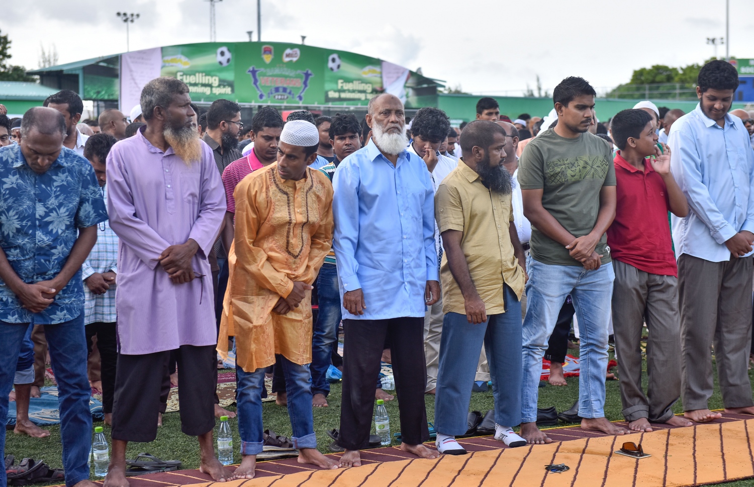 މާލެ: ޖޫން 25، 2017- މާފަންނު ސްޓޭޑިއަމްގައި ބޮޑު ޖަމާއަތުގައި މި އަހަރުގެ ފިތުރު އީދު ނަމާދަށް ހާޒިރުވި މީހުން.---މިހާރު ފޮޓޯ: ނިޝާން އަލީ