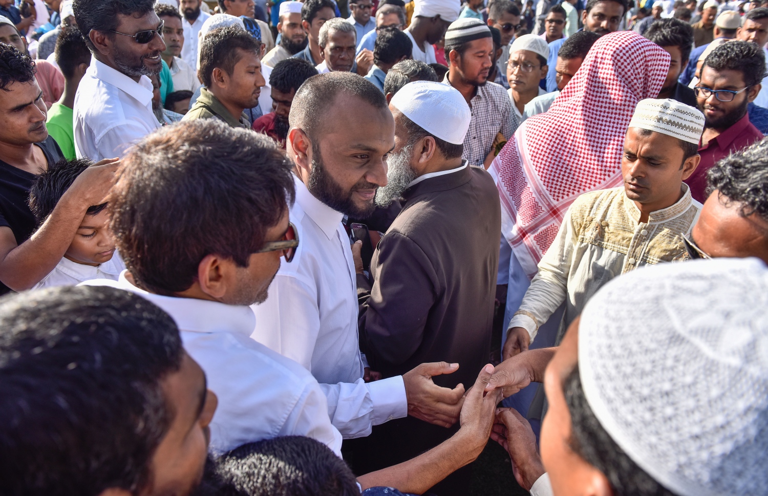 މާލެ: ޖޫން 25، 2017- މާފަންނު ސްޓޭޑިއަމްގައި ބޮޑު ޖަމާއަތުގައި ކުރި މި އަހަރުގެ ފިތުރު އީދު ނަމާދަށް ފަހު، އިސްލާމިކް ޔުނިވަސިޓީގެ ޗާންސެލަރު ޑރ. މުހައްމަދު ޝަހީމް އަލީ ސައީދު އީދު ސަލާމް ކުރައްވަނީ.---މިހާރު ފޮޓޯ: ނިޝާން އަލީ