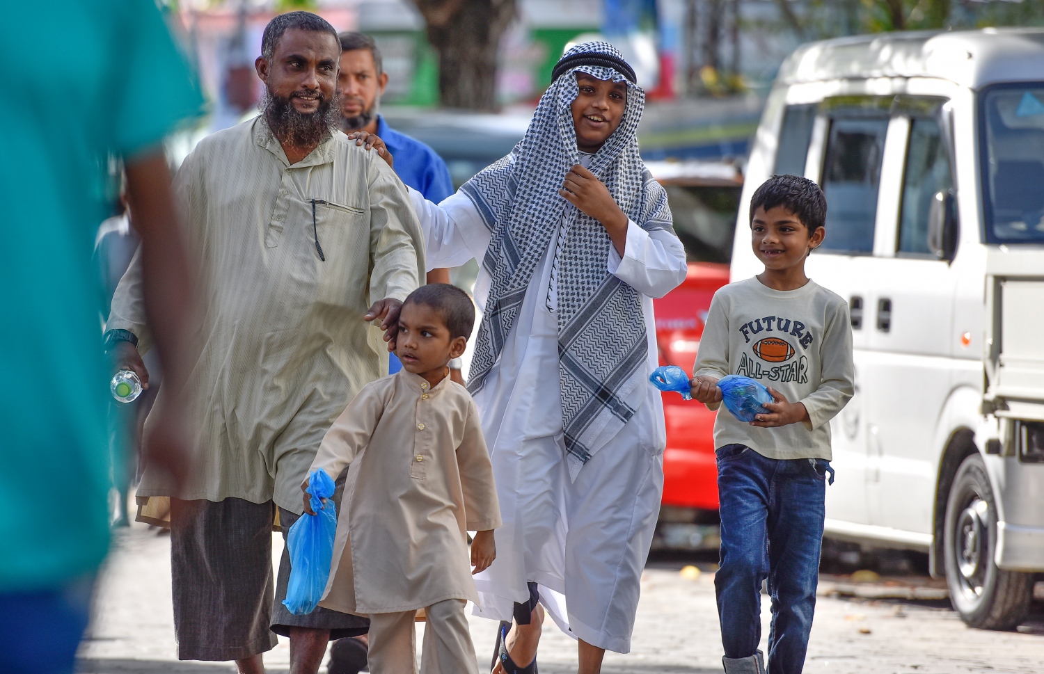 މާފަންނު ސްޓޭޑިއަމްގައި ބޮޑު ޖަމާއަތުގައި ކުރި ފިތުރު އީދު ނަމާދަށް ފަހު ކުޑަކުދިންތަކެއް ގޮވައިގެން ބަޔަކު ދަނީ.---ފައިލް ފޮޓޯ: ނިޝާން އަލީ| މިހާރު