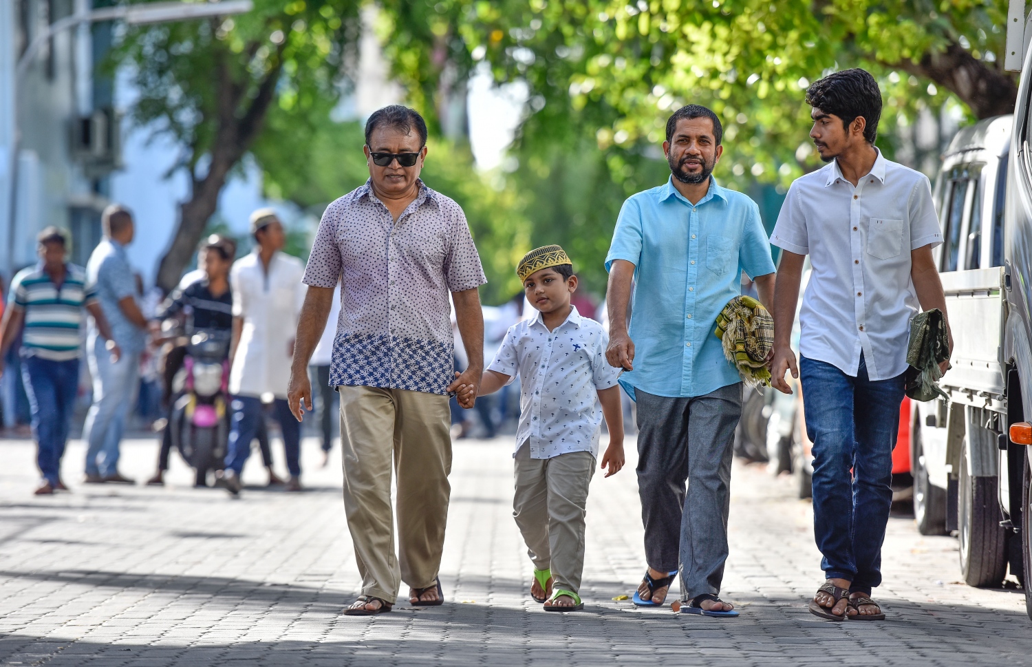 މާލެ: ޖޫން 25، 2017- މާފަންނު ސްޓޭޑިއަމްގައި ބޮޑު ޖަމާއަތުގައި ކުރި މި އަހަރުގެ ފިތުރު އީދު ނަމާދަށް ކުޑަކުއްޖަކު ގޮވައިގެން މީހަކު ދަނީ.---މިހާރު ފޮޓޯ: ނިޝާން އަލީ