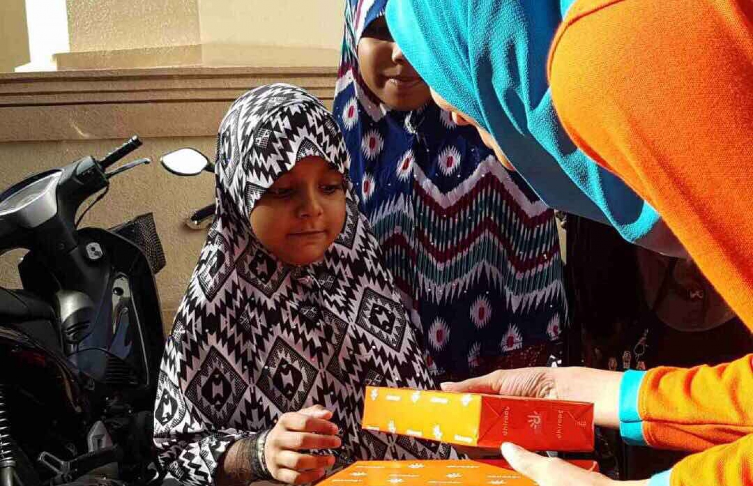 ކުޑަކުއްޖަކަށް ދިރާގުގެ މުވައްޒަފަކު މިއަދު އީދު ހަދިޔާ ދެނީ.---ފޮޓޯ: ދިރާގު