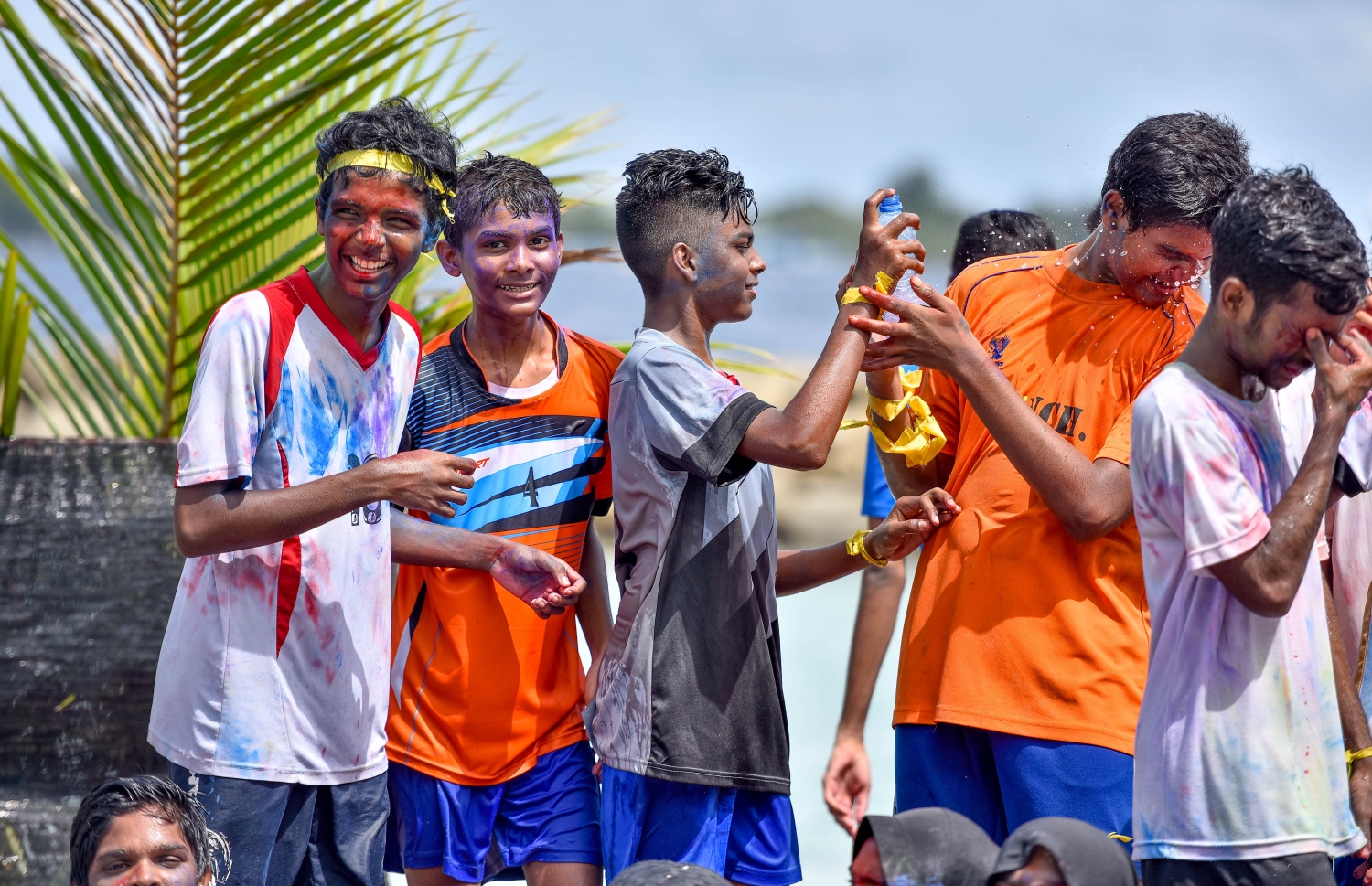 މާލެ: ޖޫން 25، 2017- ފިތުރު އީދާ ގުޅުވައިގެން ރަސްފަންނުގައި ބޭއްވި ފެންކުޅި އާއި ކުލަޖެހުމުގައި ޒުވާނުން ފޯރިނަގަނީ.---މިހާރު ފޮޓޯ: ނިޝާން އަލީ