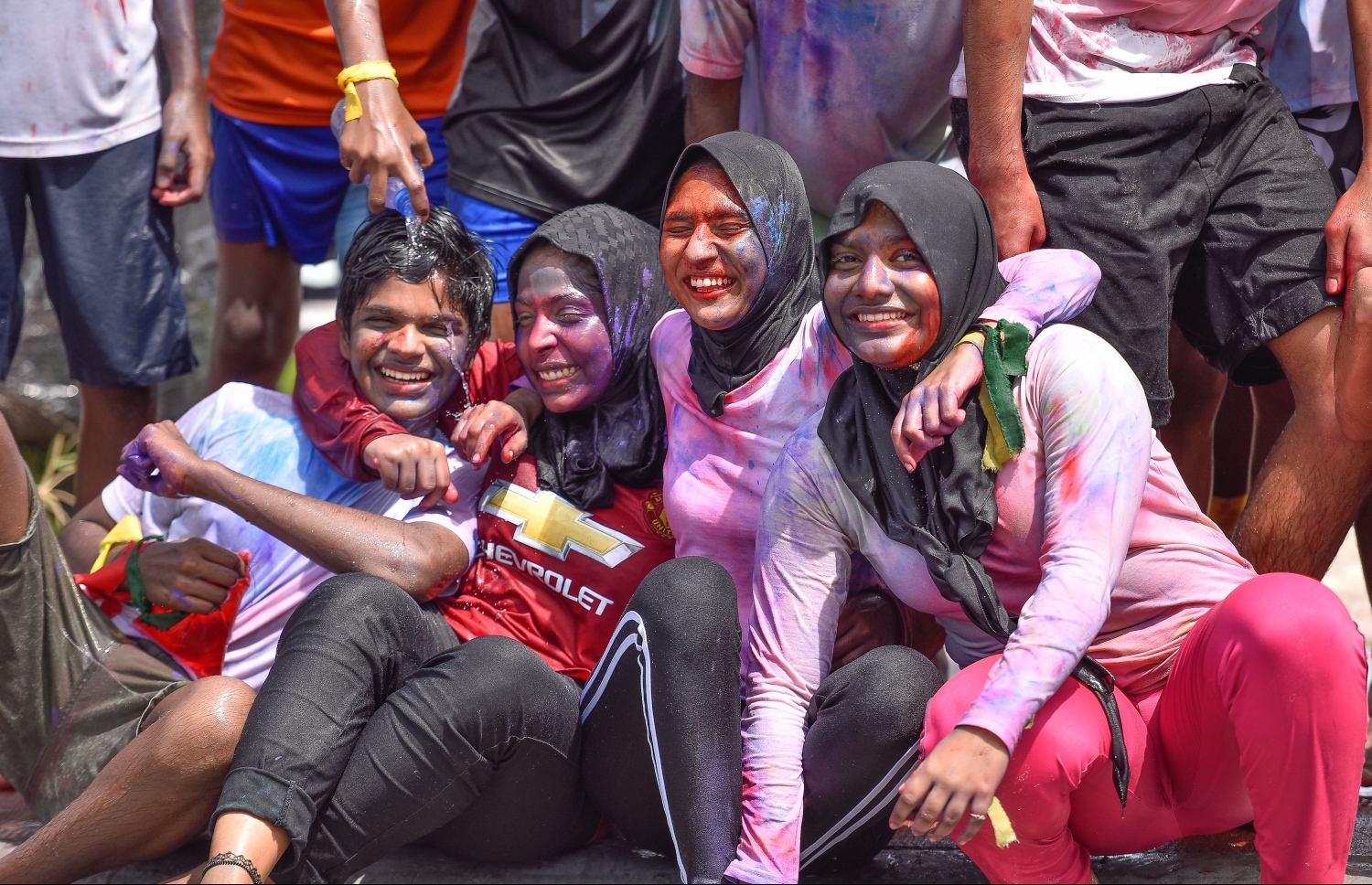 މާލެ: ޖޫން 25، 2017- ފިތުރު އީދާ ގުޅުވައިގެން ރަސްފަންނުގައި ބޭއްވި ފެންކުޅި އާއި ކުލަޖެހުމުގައި ބައިވެރިވި ބައެއް މީހުން ފޮޓޯއަކަށް ތައްޔާރުވެގެން.---މިހާރު ފޮޓޯ: ނިޝާން އަލީ