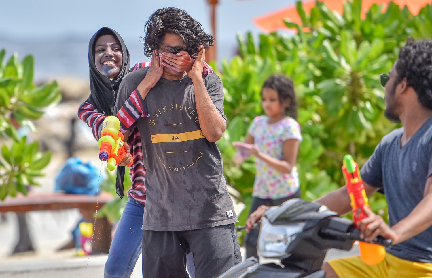 މާލެ: ޖޫން 25، 2017- ފިތުރު އީދާ ގުޅުވައިގެން ރަސްފަންނުގައި ބޭއްވި ފެންކުޅި އާއި ކުލަޖެހުމުގެ ތެރެއިން ޒުވާނެއްގެ މޫނުގައި ކުލަ ހާކަނީ.---މިހާރު ފޮޓޯ: ނިޝާން އަލީ