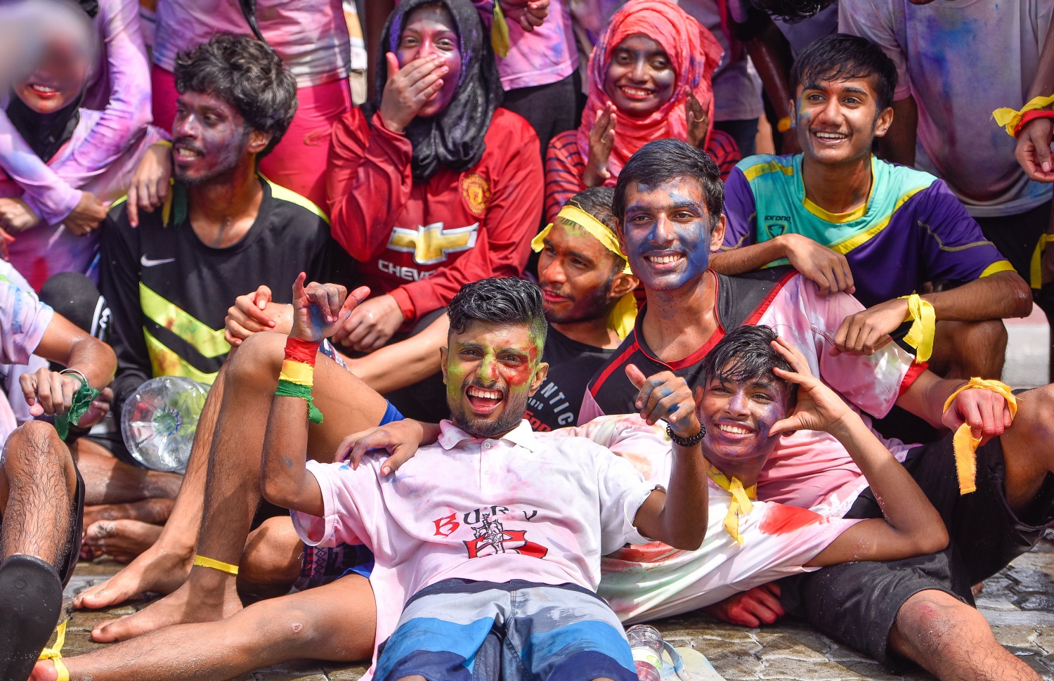 މާލެ: ޖޫން 25، 2017- ފިތުރު އީދާ ގުޅުވައިގެން ރަސްފަންނުގައި ބޭއްވި ފެންކުޅި އާއި ކުލަޖެހުމުގައި ބައިވެރިވި ބައެއް މީހުން ފޮޓޯއަކަށް ތައްޔާރުވެގެން.---މިހާރު ފޮޓޯ: ނިޝާން އަލީ