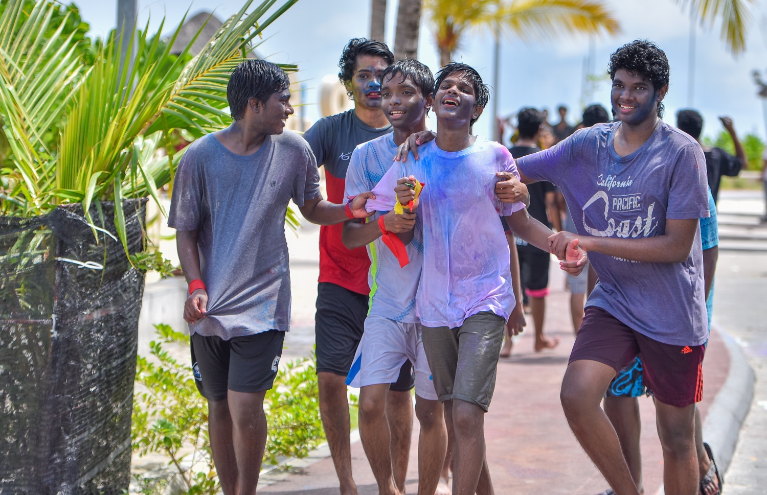 މާލެ: ޖޫން 25، 2017- ފިތުރު އީދާ ގުޅުވައިގެން ރަސްފަންނުގައި ބޭއްވި ފެންކުޅި އާއި ކުލަޖެހުމުގައި ޒުވާނުންތަކެއް މަޖާކުރަނީ.---މިހާރު ފޮޓޯ: ނިޝާން އަލީ