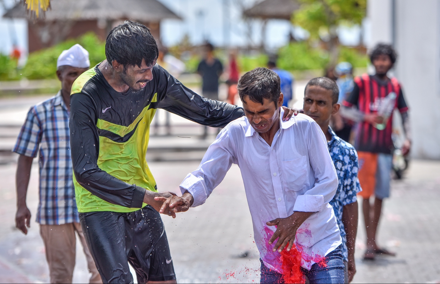 މާލެ: ޖޫން 25، 2017: ފިތުރު އީދާ ގުޅުވައިގެން ރަސްފަންނުގައި ބޭއްވި ފެންކުޅި އާއި ކުލަޖެހުމުގެ ތެރެއިން ބިދޭސީއެއްގެ ގަޔަށް ކުލަ ޖަހަނީ.---މިހާރު ފޮޓޯ: ނިޝާން އަލީ