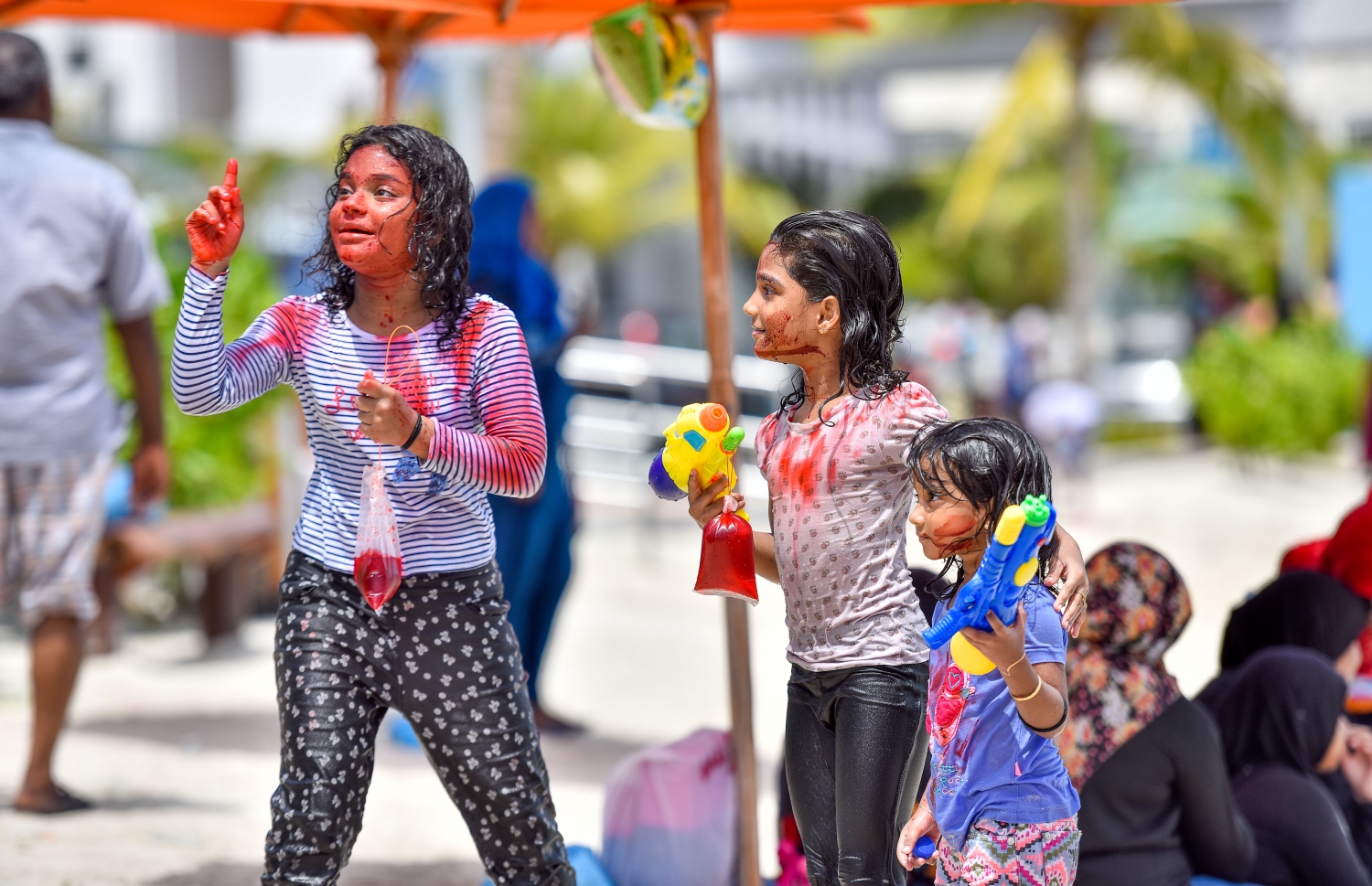 މާލެ: ޖޫން 25، 2017: ފިތުރު އީދާ ގުޅުވައިގެން ރަސްފަންނުގައި ބޭއްވި ފެންކުޅި އާއި ކުލަޖެހުމުގައި ކުޑަކުދިންތަކެއް ފޯރިނަގައި މަޖާކުރަނީ.---މިހާރު ފޮޓޯ: ނިޝާން އަލީ