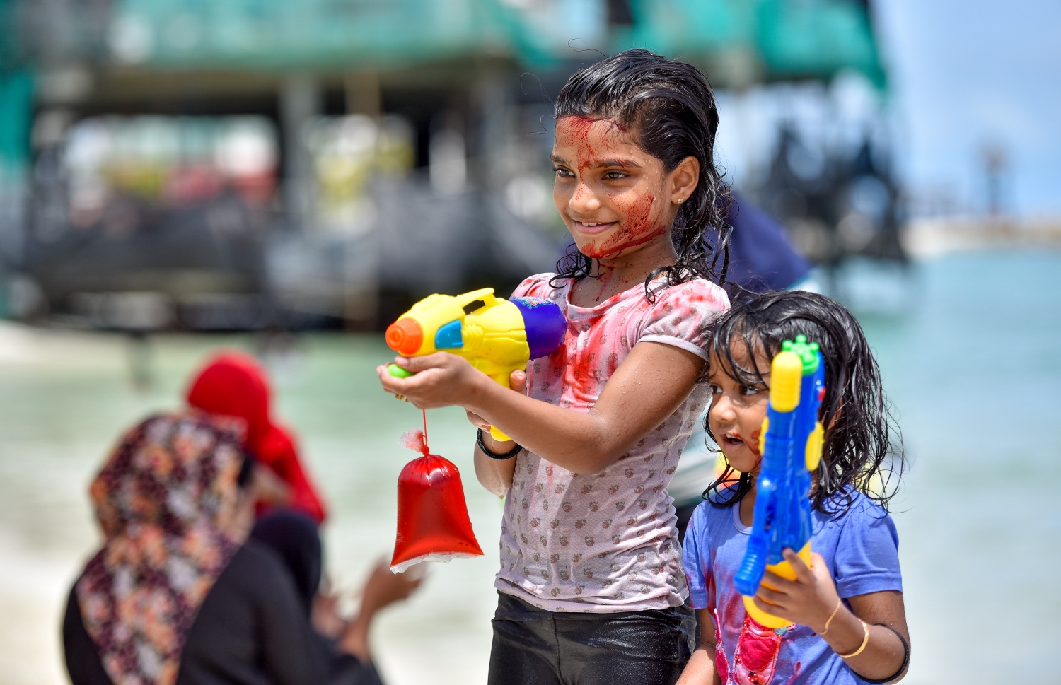 މާލެ: ޖޫން 25، 2017: ފިތުރު އީދާ ގުޅުވައިގެން ރަސްފަންނުގައި ބޭއްވި ފެންކުޅި އާއި ކުލަޖެހުމުގެ ތެރެއިން ކުޑަކުއްޖަކު ފެން ބަޑިއަކުން ފެން ޖަހާއިރު، ކުލަ ކޮތަޅެއް ހިފަހައްޓައިގެން.---މިހާރު ފޮޓޯ: ނިޝާން އަލީ