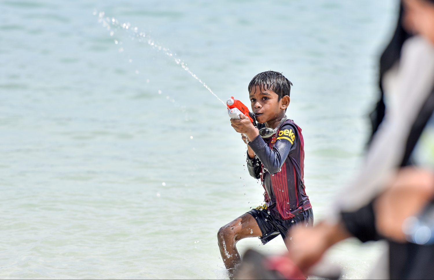 މާލެ: ޖޫން 25، 2017: ފިތުރު އީދާ ގުޅުވައިގެން ރަސްފަންނުގައި ބޭއްވި ފެންކުޅި އާއި ކުލަޖެހުމުގެ ތެރެއިން ކުޑަކުއްޖަކު ފެން ބަޑިއަކުން ފެން ޖަހަނީ.---މިހާރު ފޮޓޯ: ނިޝާން އަލީ